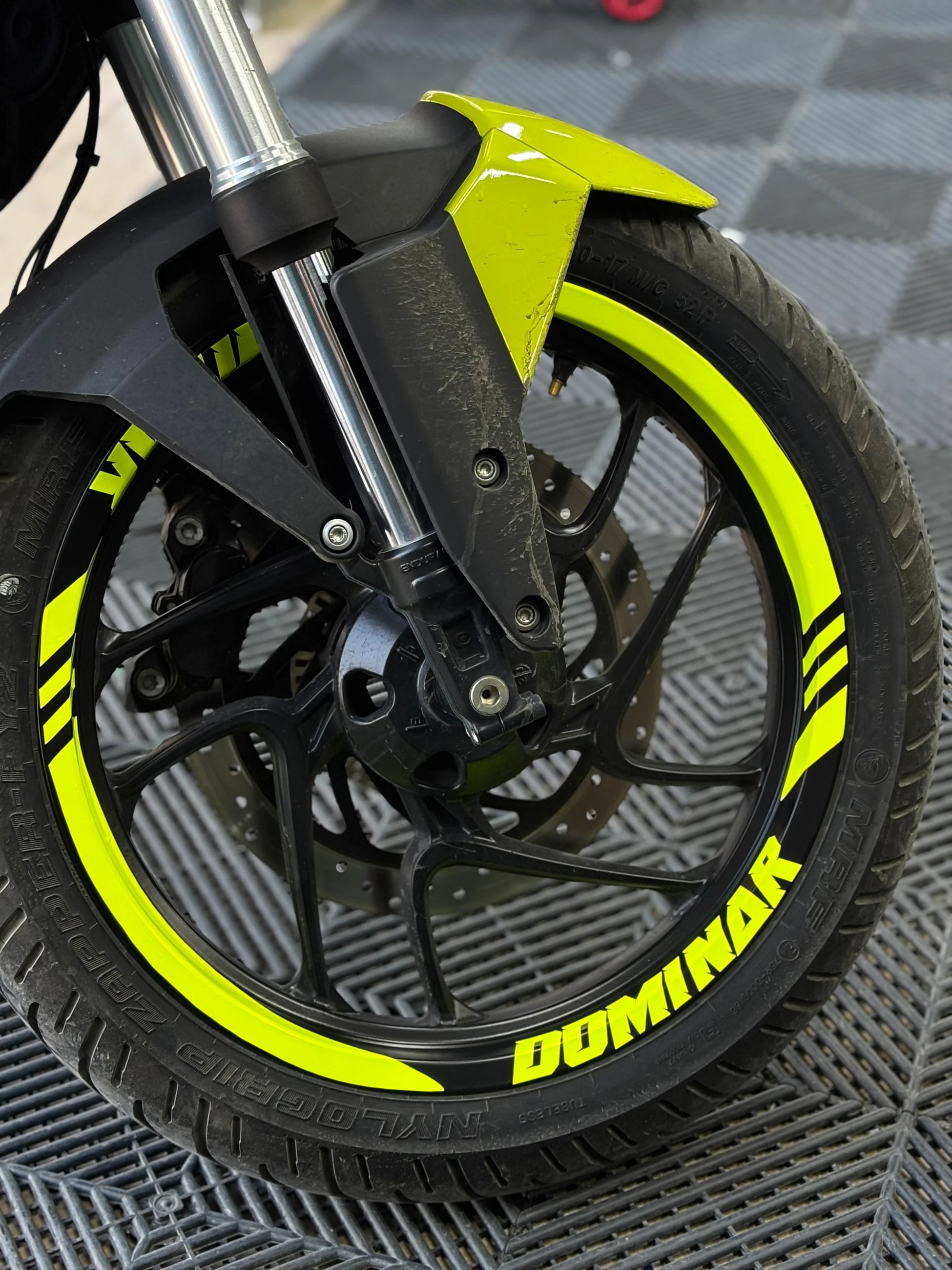 Bajaj Dominar için Neon Sarı Jant Şeridi Sticker Seti 16 Parça