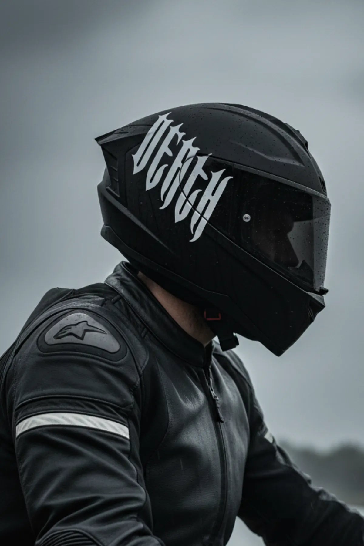 Kask için Gotic Yazı Tipiyle Death Sticker Etiket (Tek Taraf)