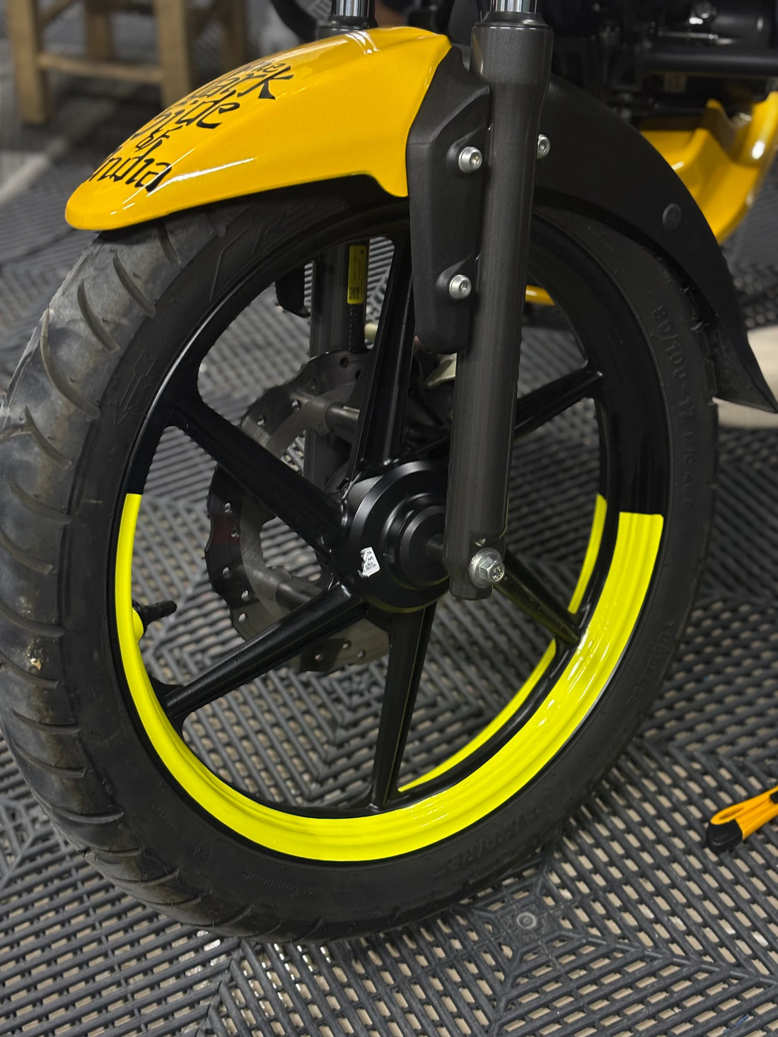 Motosiklet Jant için Sarı Renk 17 Inch Uyumlu Yarım Jant Sticker Seti (4 Parça)