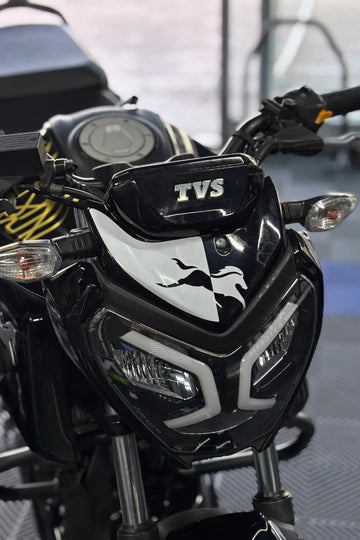 TVS Raider 125 için Beyaz Renk At Desenli Kafa Sticker Etiket