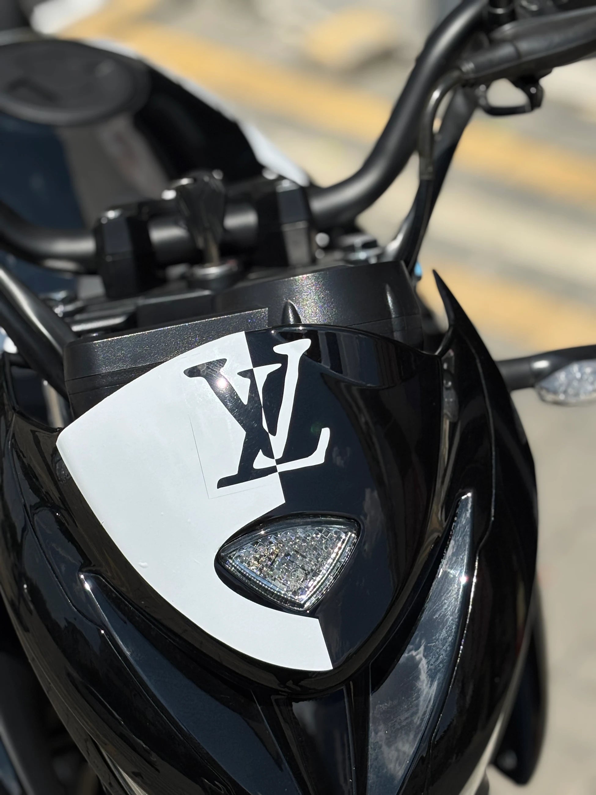 Mondial Drift-L için Beyaz Renk Louis Vuitton Desenli Kafa Sticker Etiket