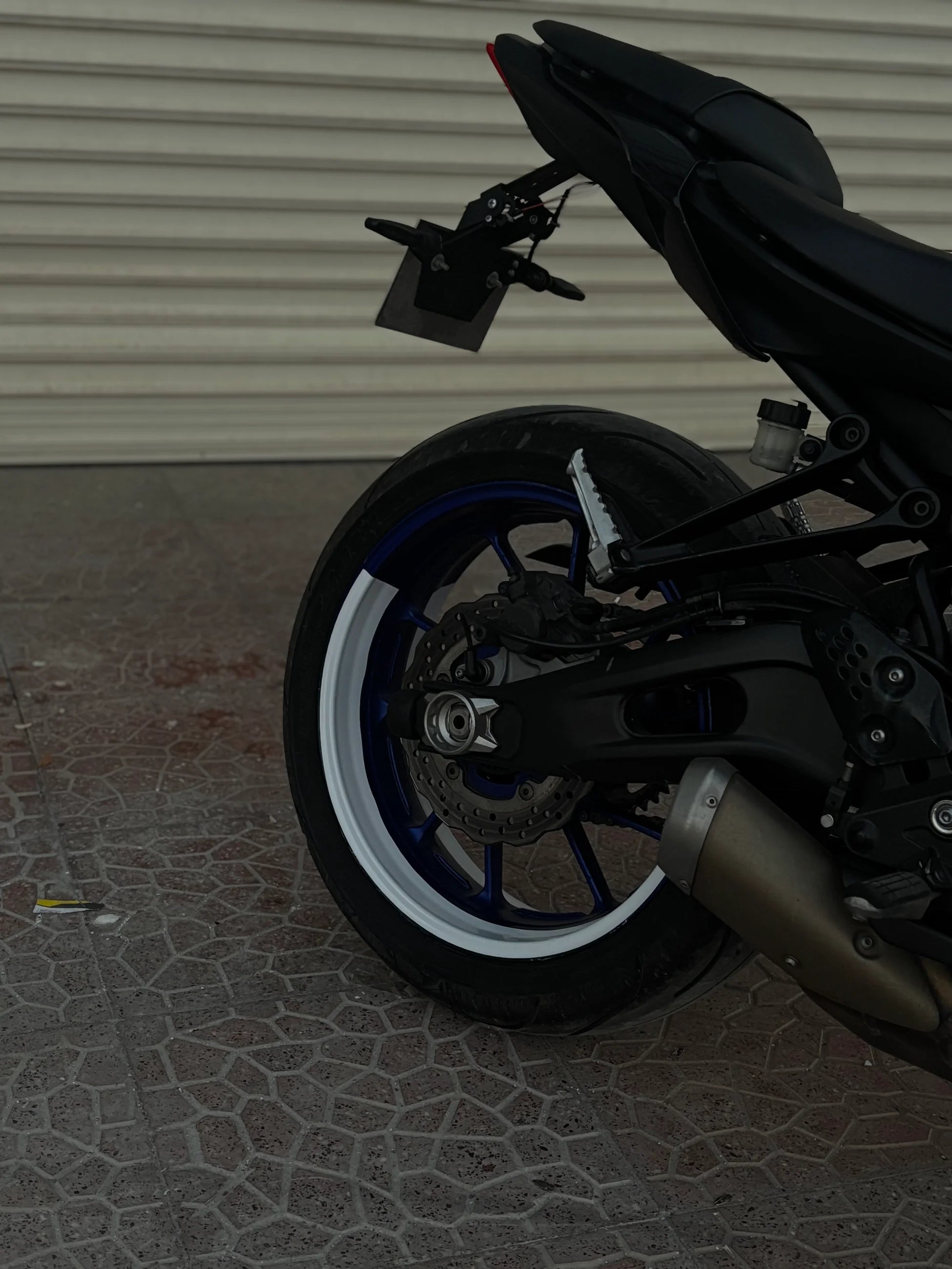 Motosiklet Jantı için 17 Inch Kalın Yanaklı Jantlara Uyumlu Beyaz Renk Yarım Jant Şeridi Sticker Seti (4 Parça)