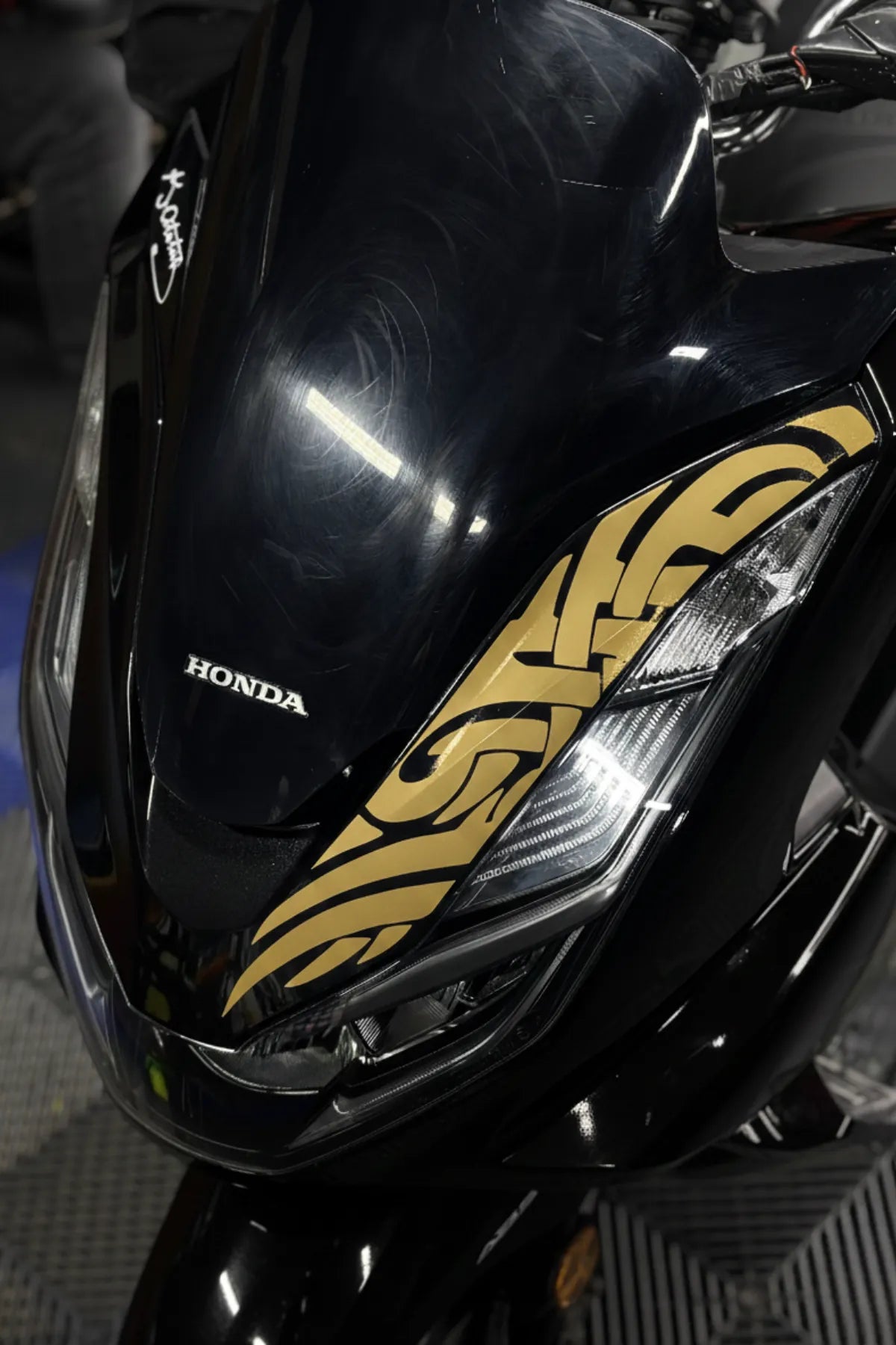 Honda PCX için Far Üstü Tribal Desen Sticker Gold Renk