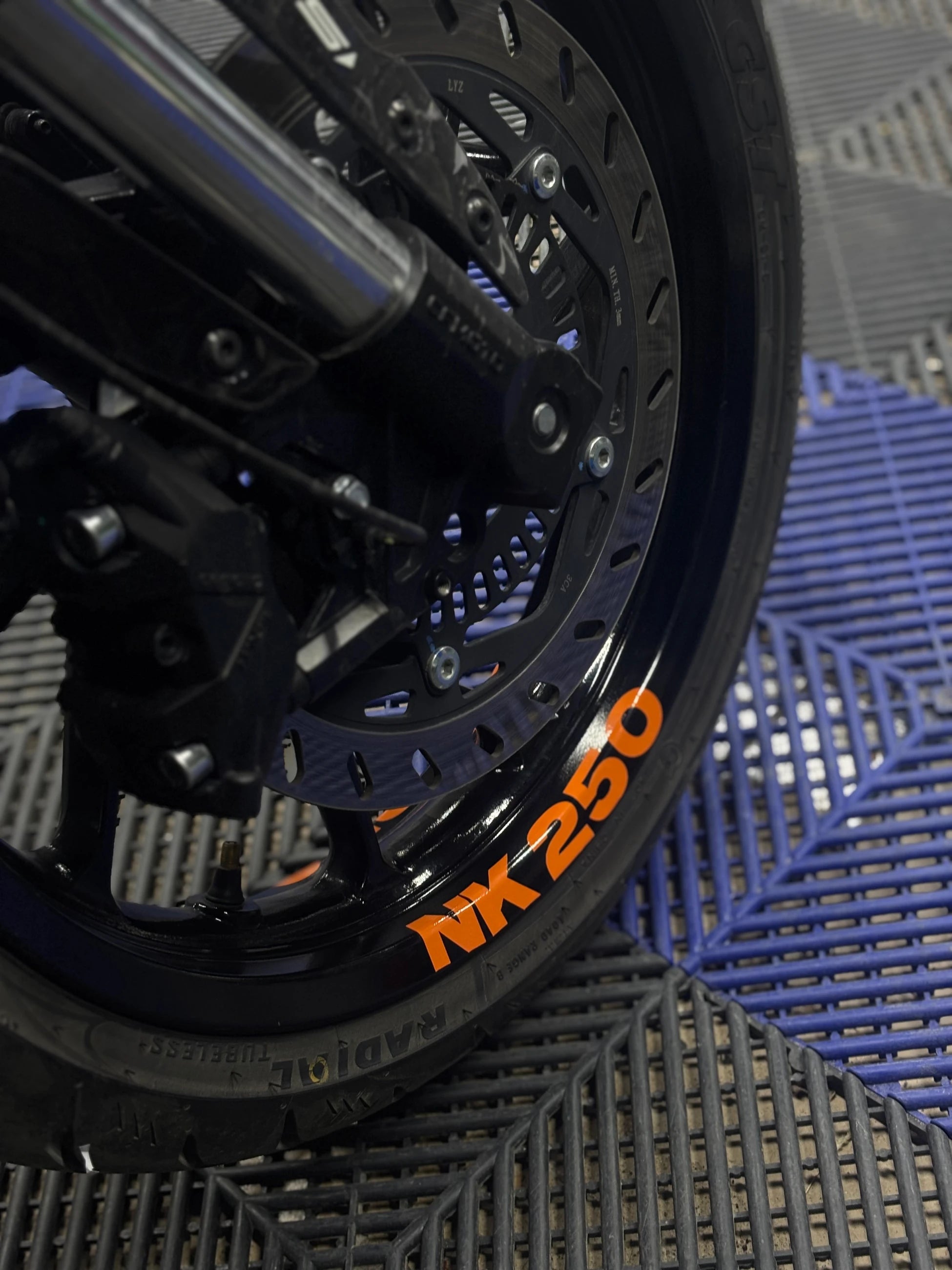 CFMOTO NK250 için Turuncu Renk Jant içi Yazı Sticker Etiket (4 Adet)