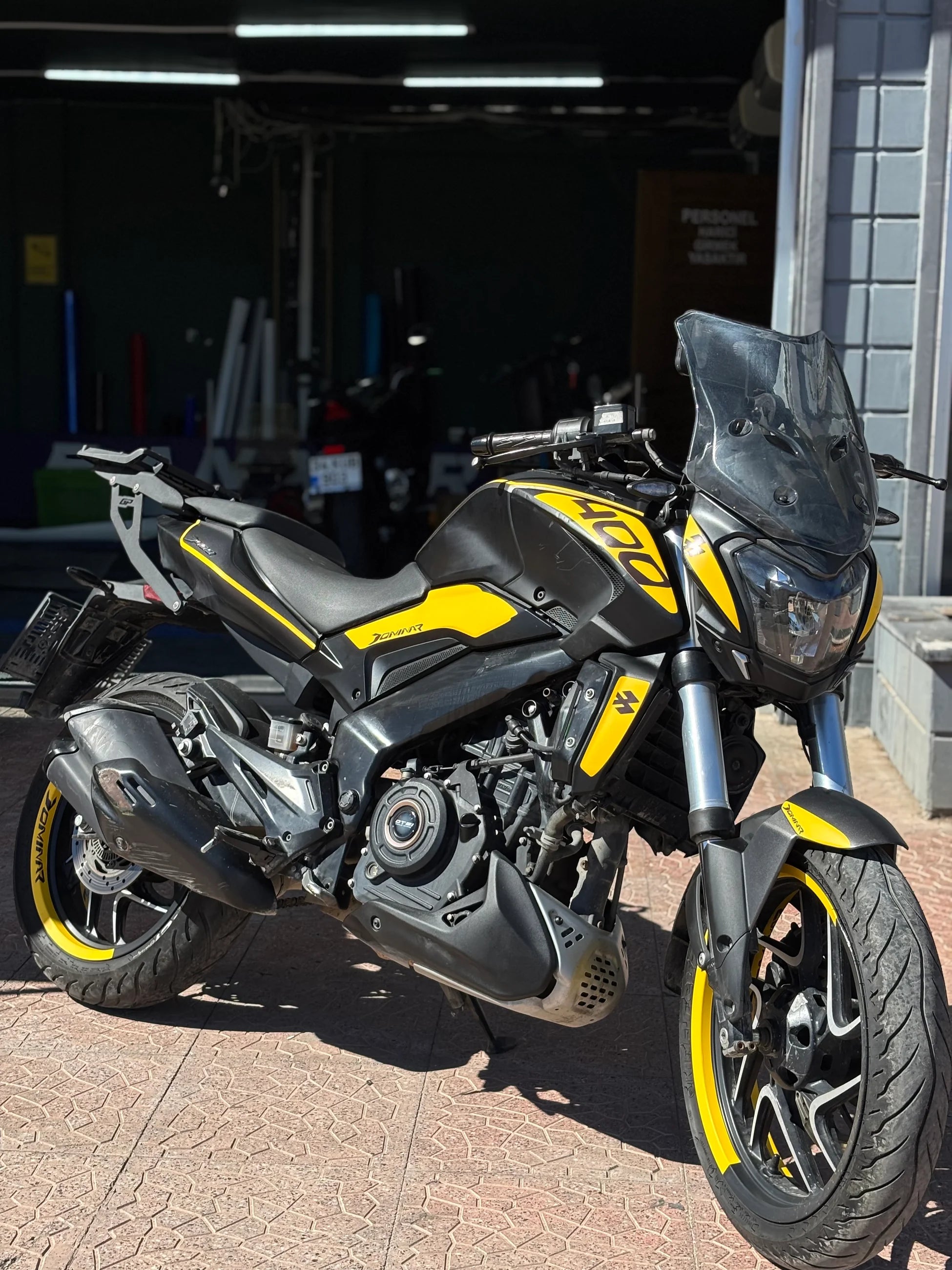 Bajaj Dominar 250/400 için Mat Sarı Desenli Sticker Seti