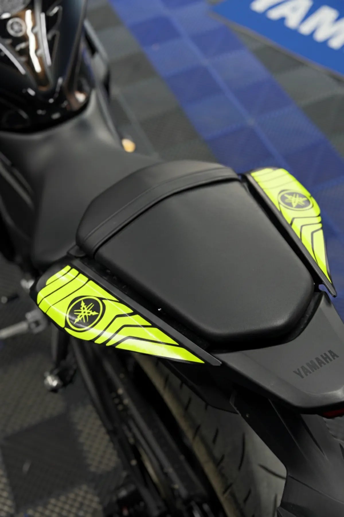Yamaha R25 Yeni Kasa için Neon Sarı Kuyruk Sticker Etiket (Sağ ve Sol)