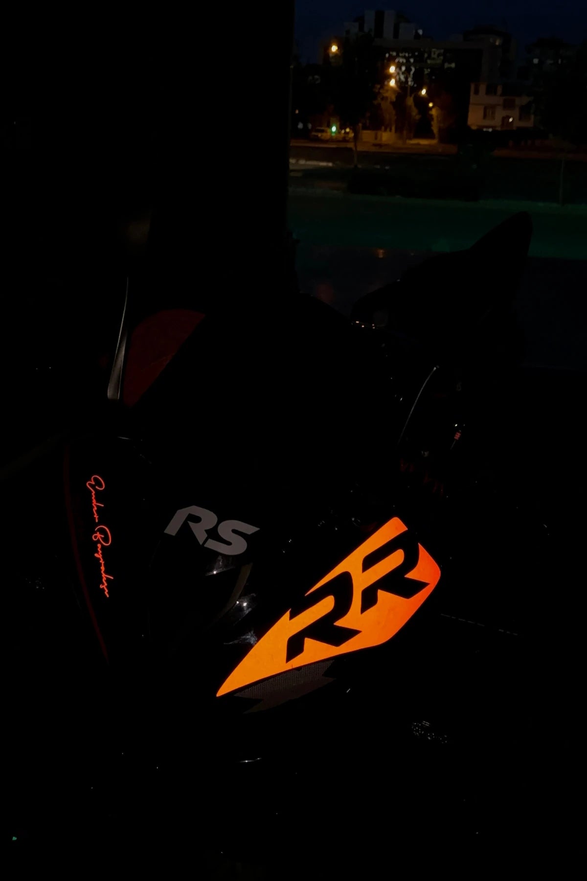 RKS SRK125R için Reflektörlü Kırmızı RR Detay Sticker Etiket