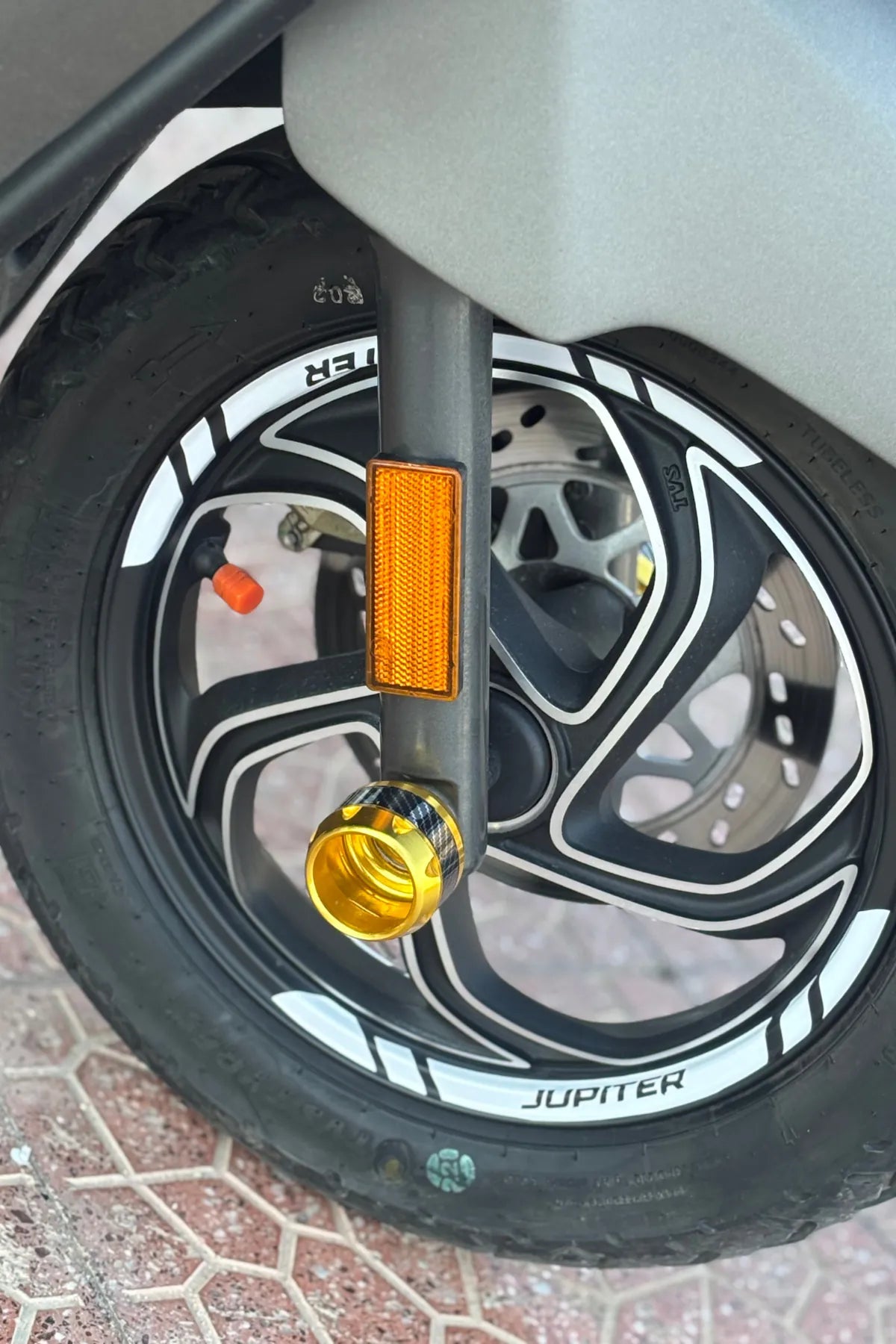 TVS Jupiter 125 için Beyaz Renk Jupiter Yazılı Jant Şeridi Seti (8 Parça)