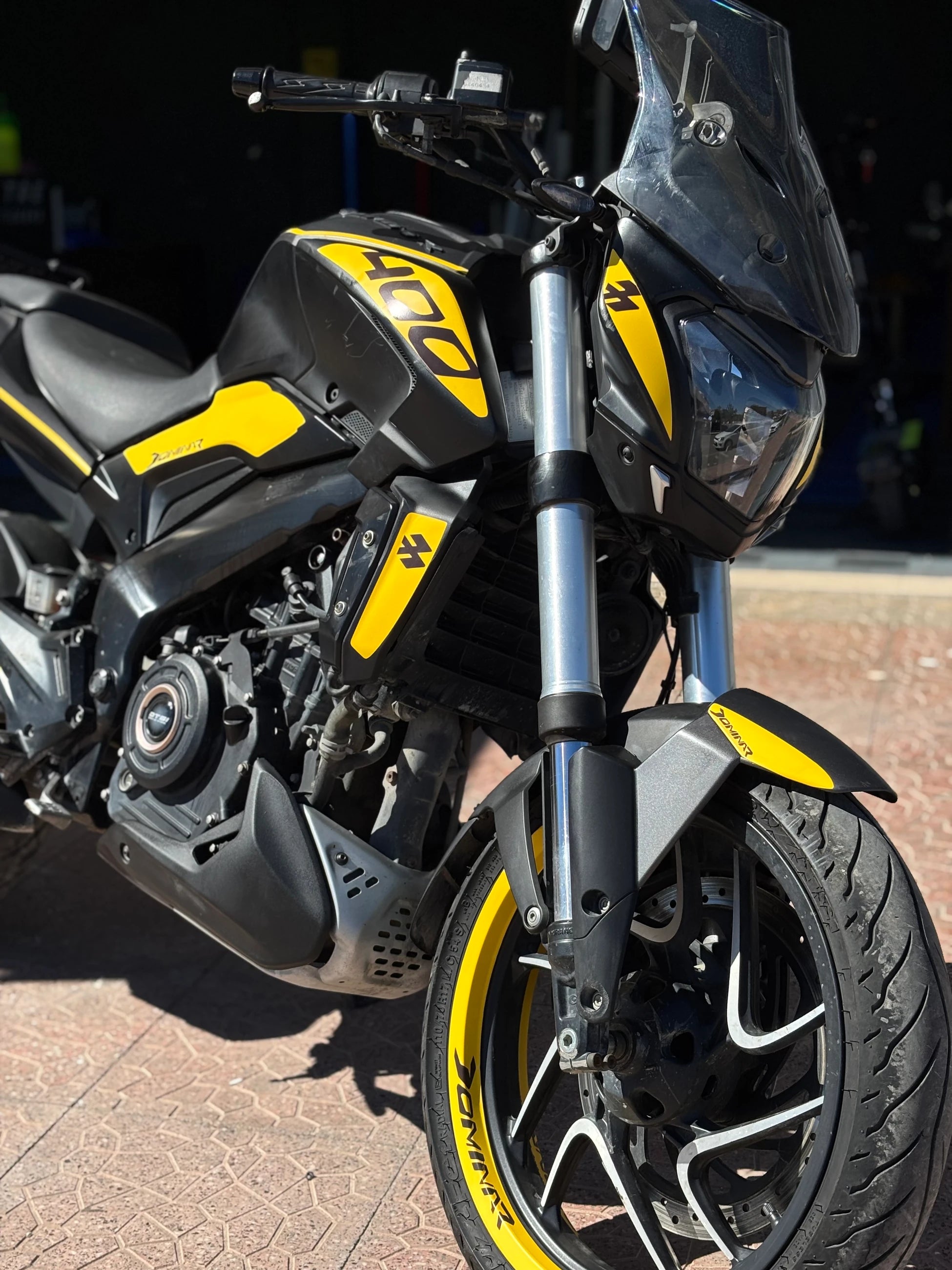 Bajaj Dominar 250/400 için Mat Sarı Desenli Sticker Seti