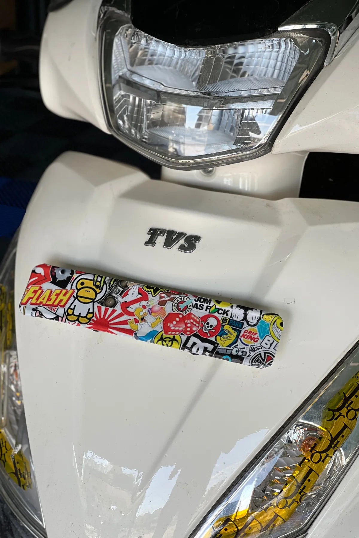 TVS Jupiter için Hellaflush Desenli Ön Plakalık Kaplama Sticker