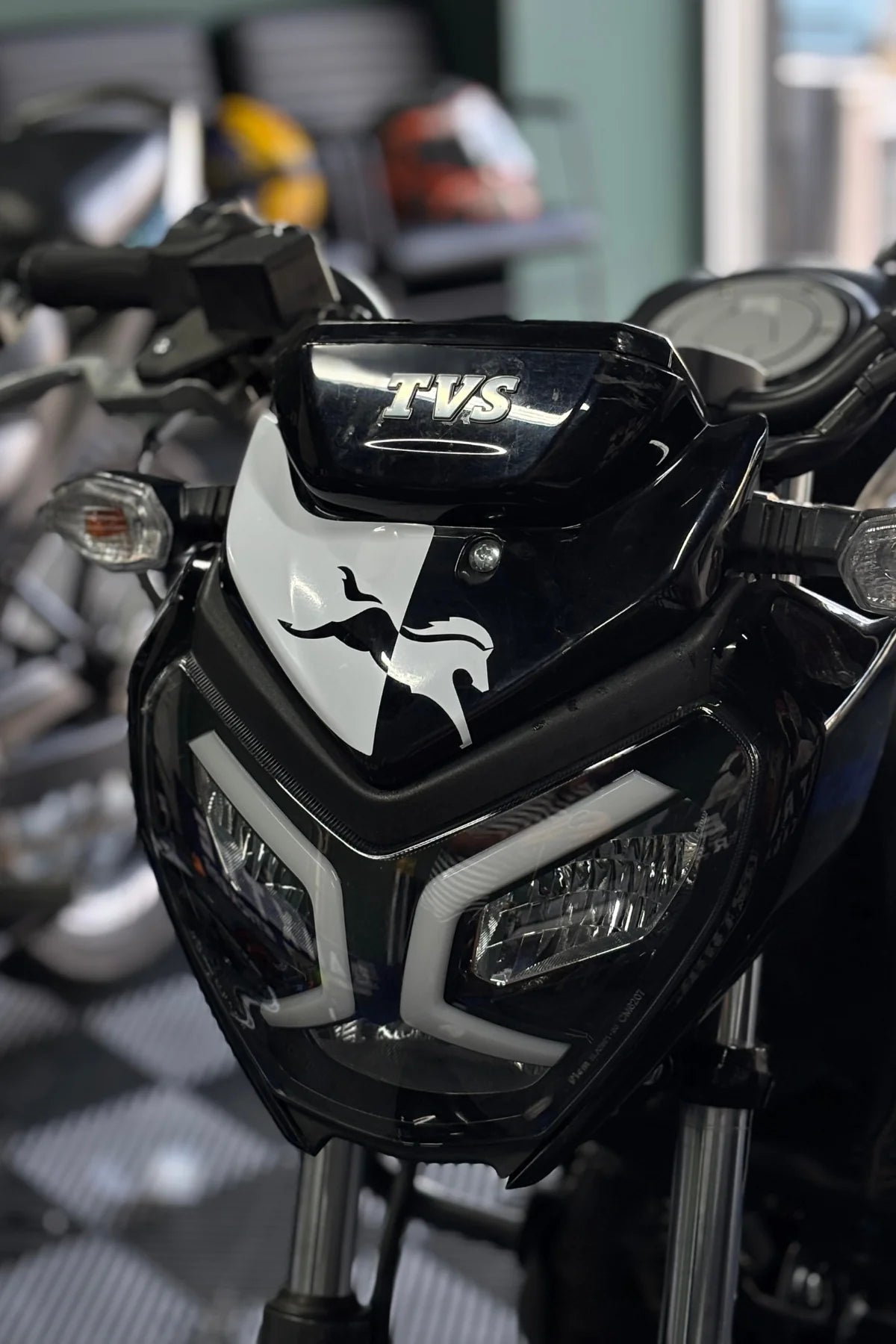 TVS Raider 125 için Beyaz Renk At Desenli Kafa Sticker Etiket
