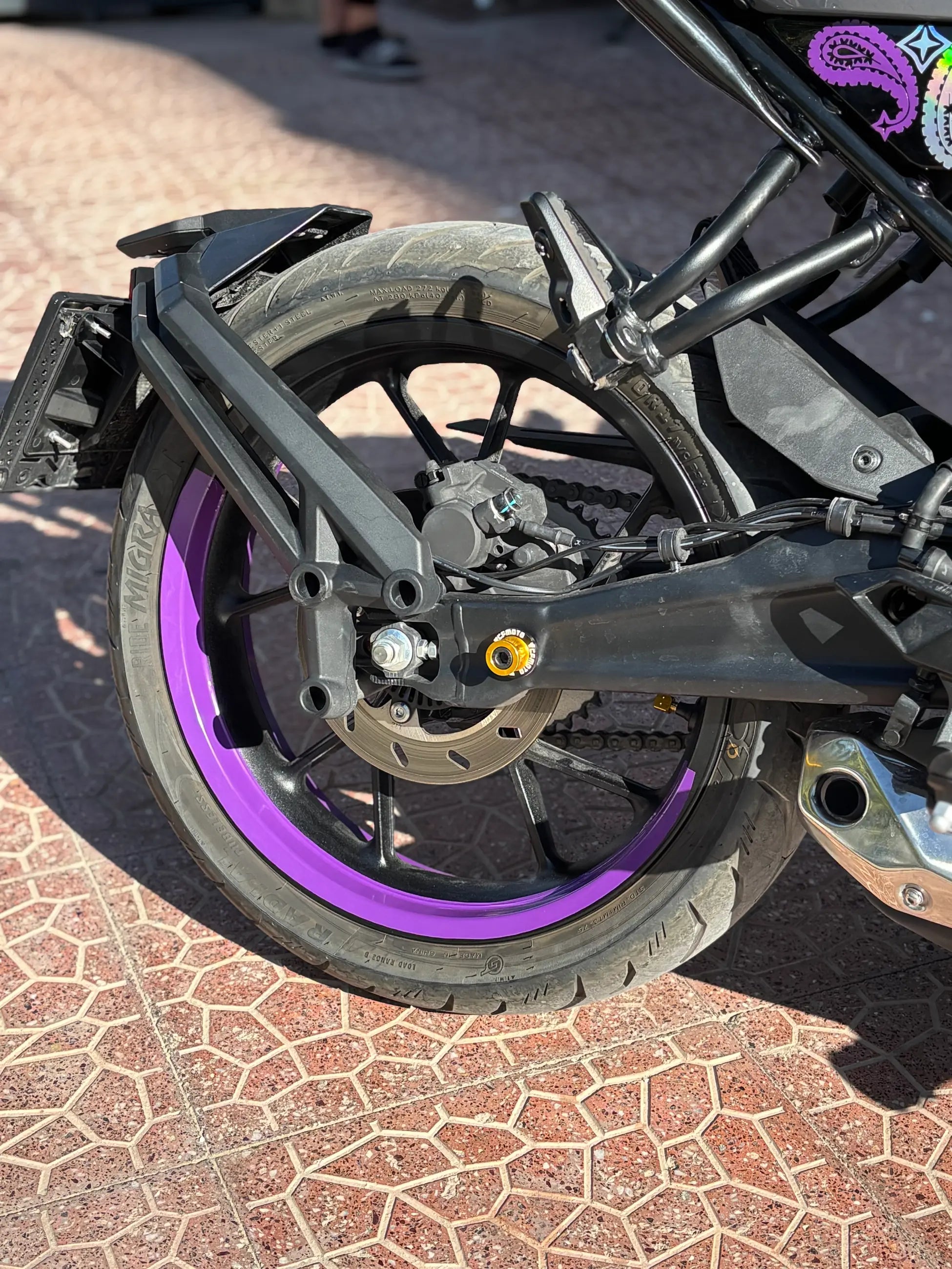 Motosiklet Jantı için 17 Inch Jantlara Uyumlu Mor Renk Yarım Jant Şeridi (4 Parça)