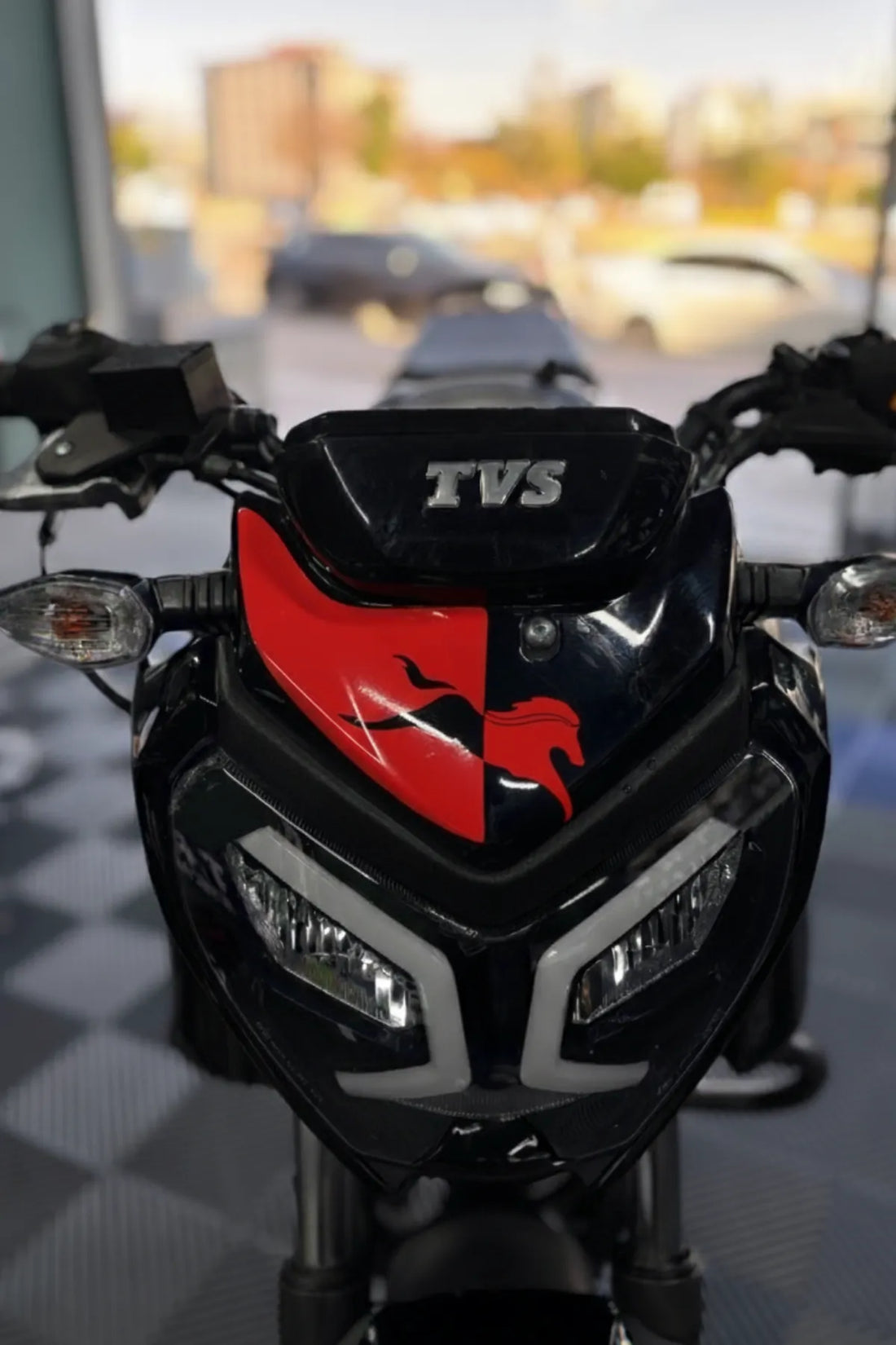 TVS Raider 125 için Kırmızı At Logolu Kafa Detay Sticker Etiket