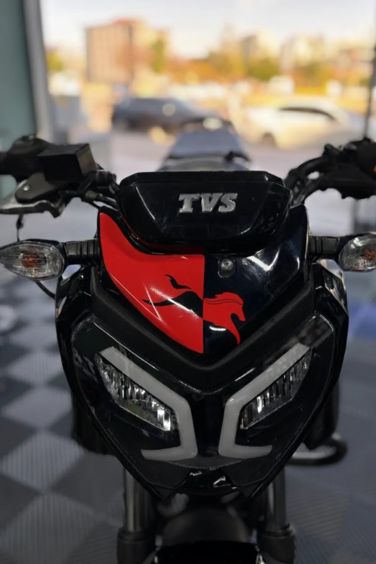 TVS Raider 125 için Kırmızı At Logolu Kafa Detay Sticker Etiket