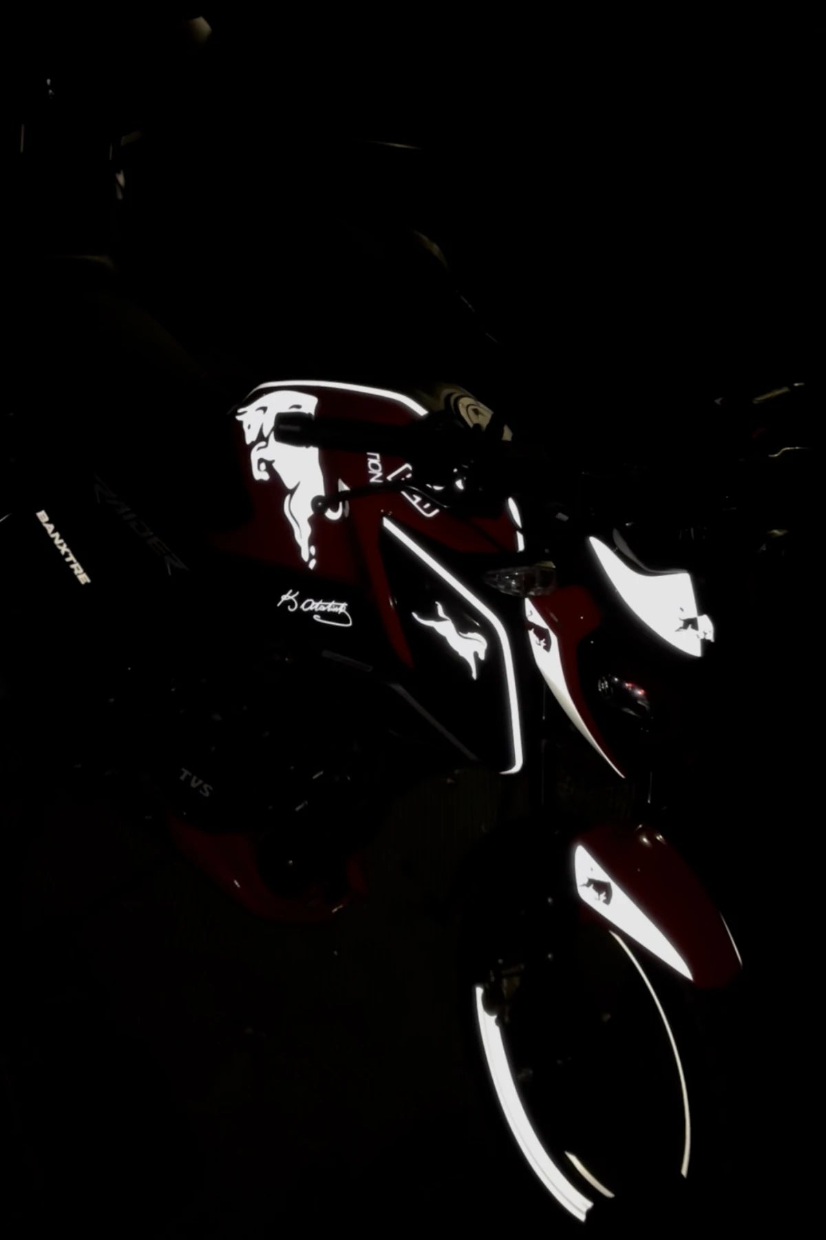 TVS Raider için Reflektörlü Beyaz Renk Komple Redbull Temalı Sticker Seti