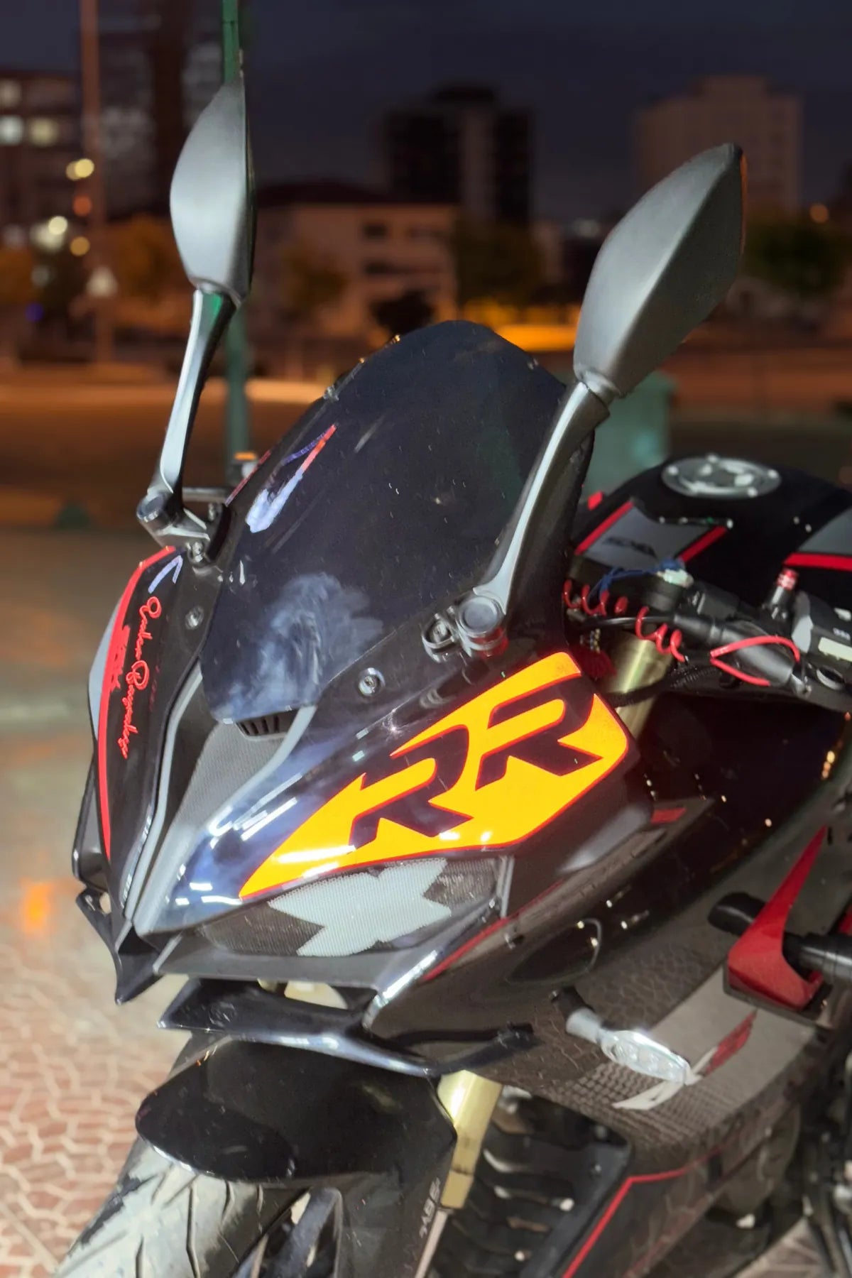 RKS SRK125R için Reflektörlü Kırmızı RR Detay Sticker Etiket