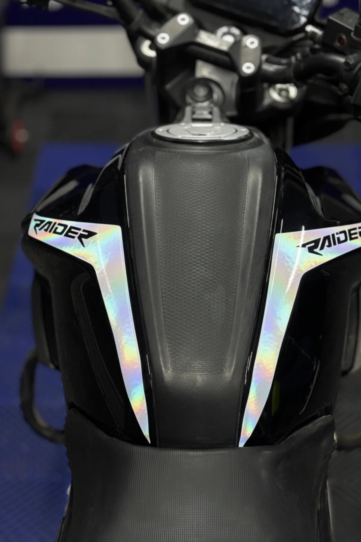 TVS Raider 125 için Hologramlı Depo Kordon Sticker Seti (Sağ ve Sol)
