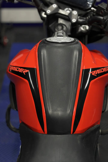 TVS Raider 125 için Siyah Renk Depo Kordon Sticker Seti (Sağ ve Sol)