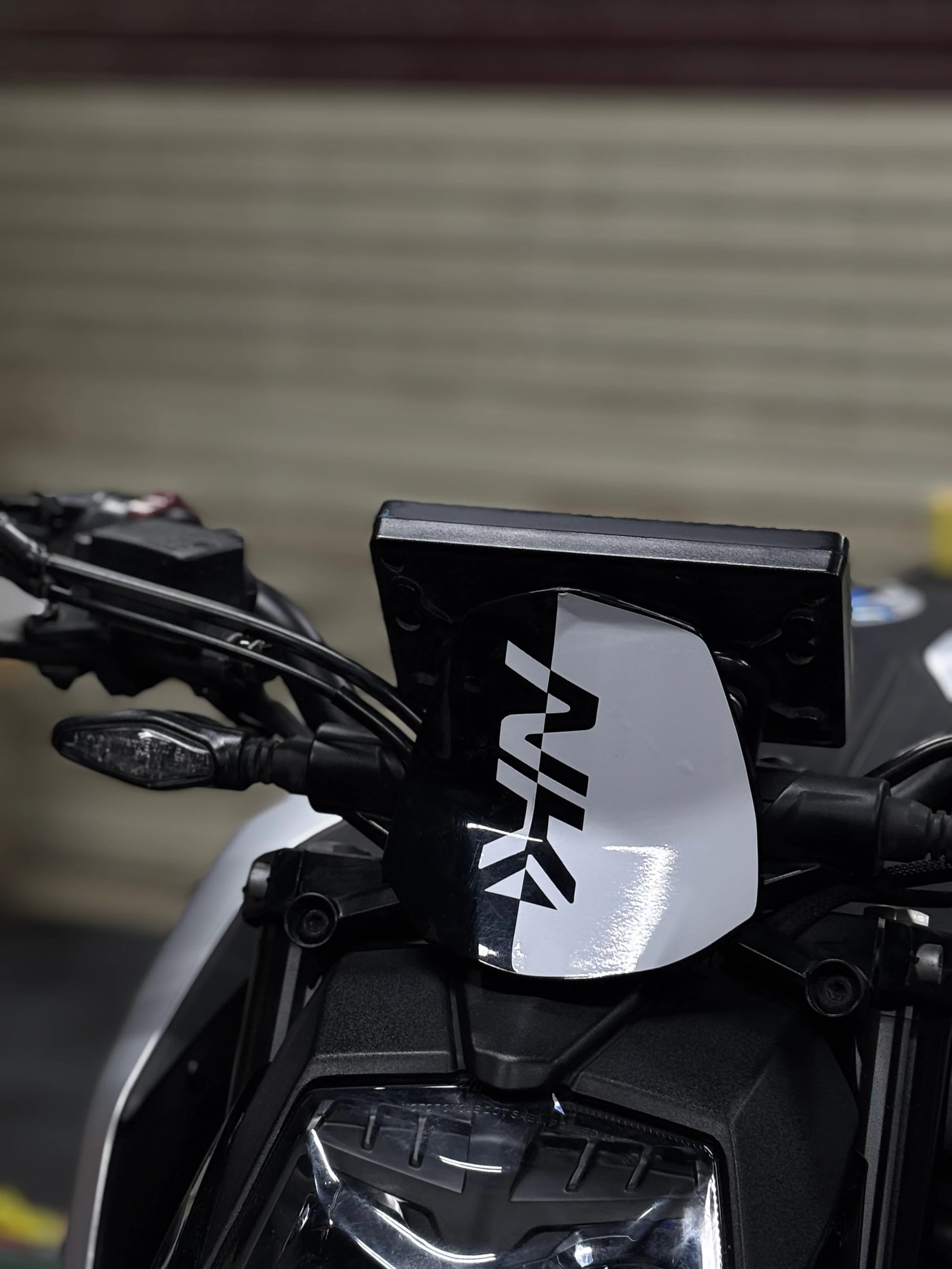 CFMOTO NK250 için Beyaz Renk NK Yazılı Kafa Sticker