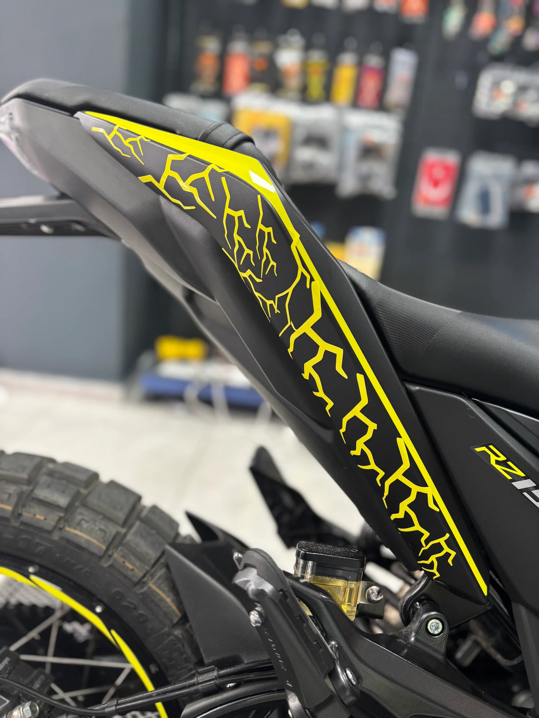 Motosiklet ve Kask için Sarı Renk Şimşek Sticker Seti (16 Parça)