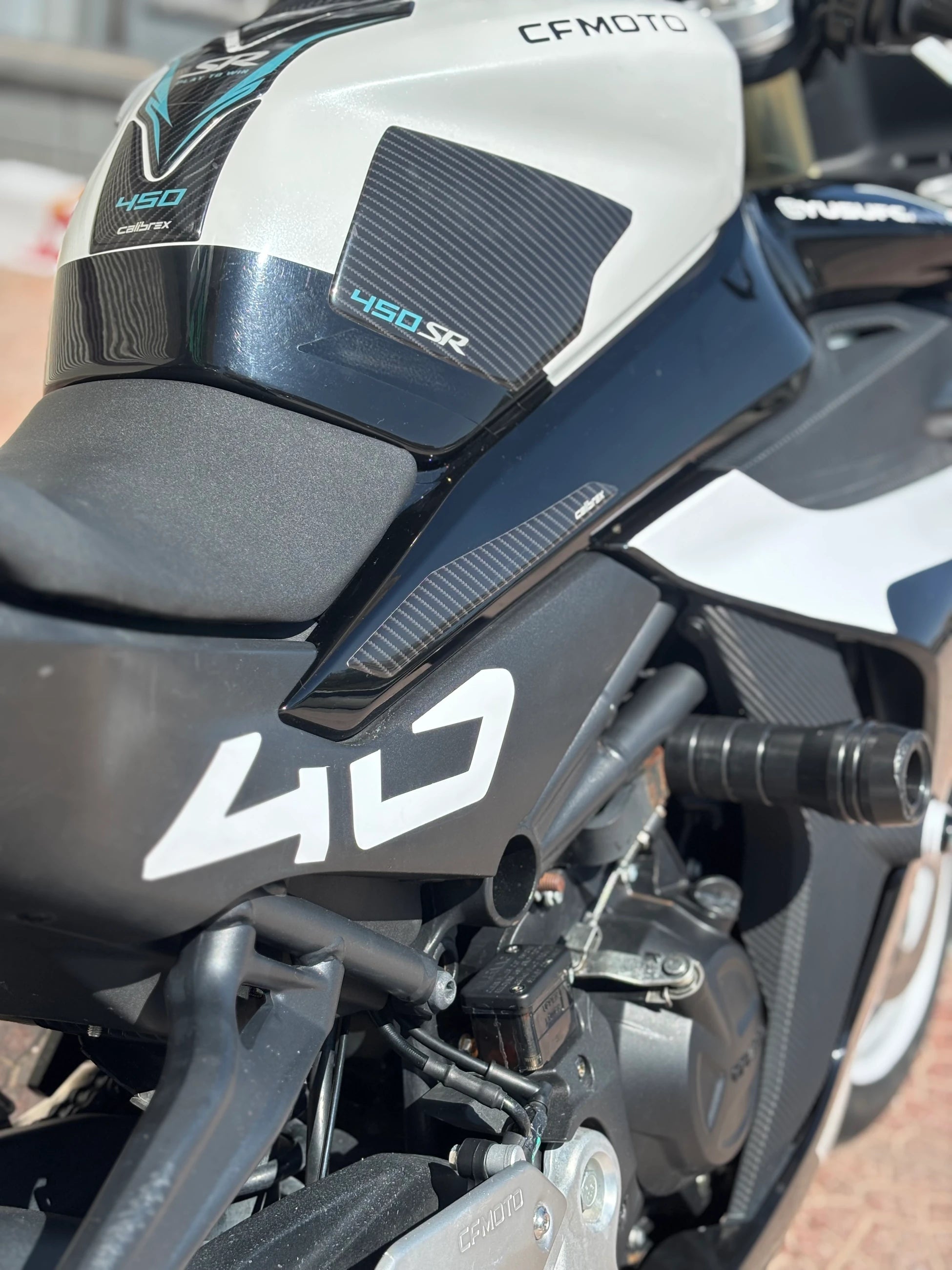 CFMOTO 450SR için Beyaz Renk 40 Yazıları Sticker Seti (Sağ ve Sol)