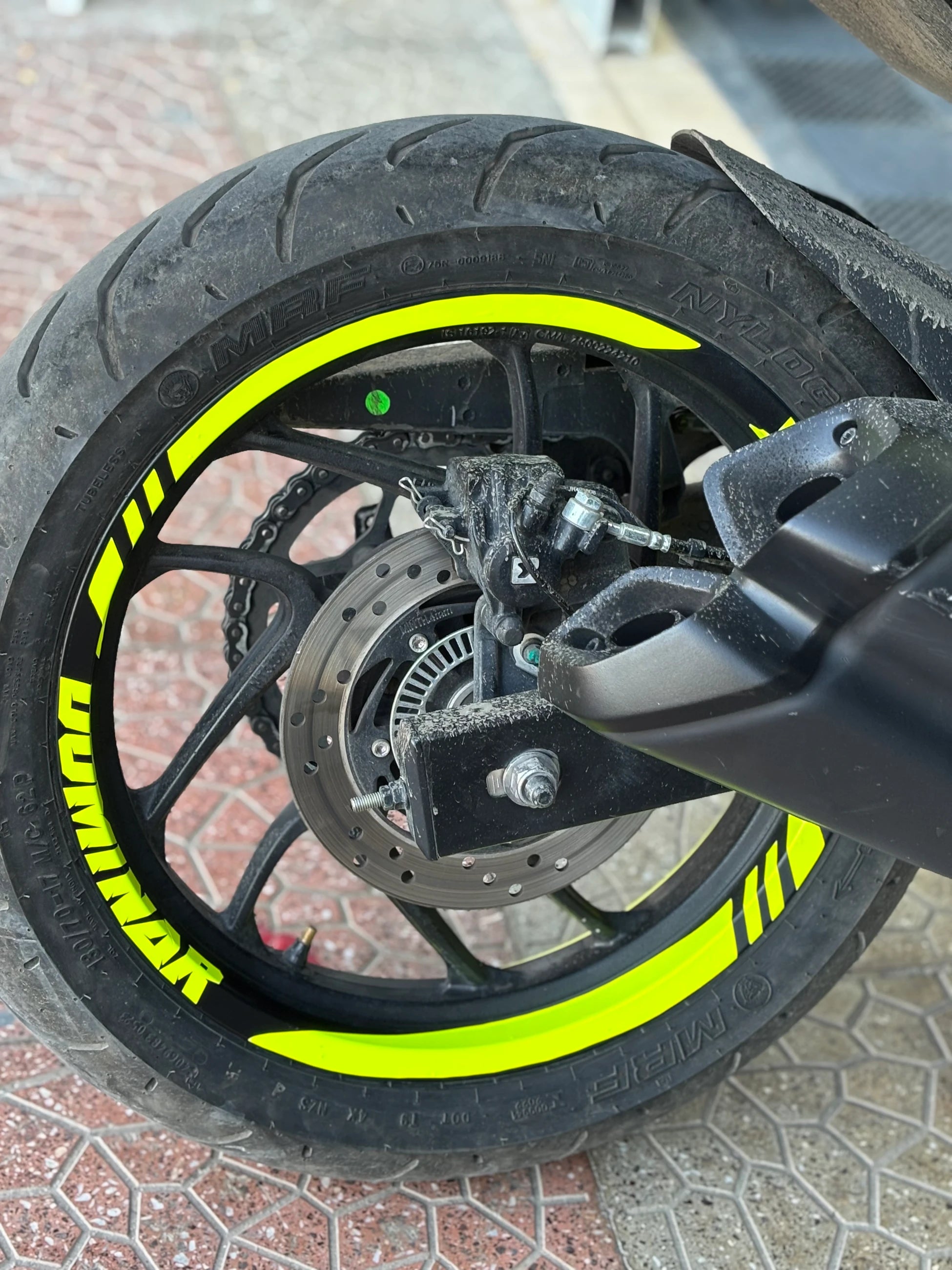 Bajaj Dominar için Neon Sarı Jant Şeridi Sticker Seti 16 Parça