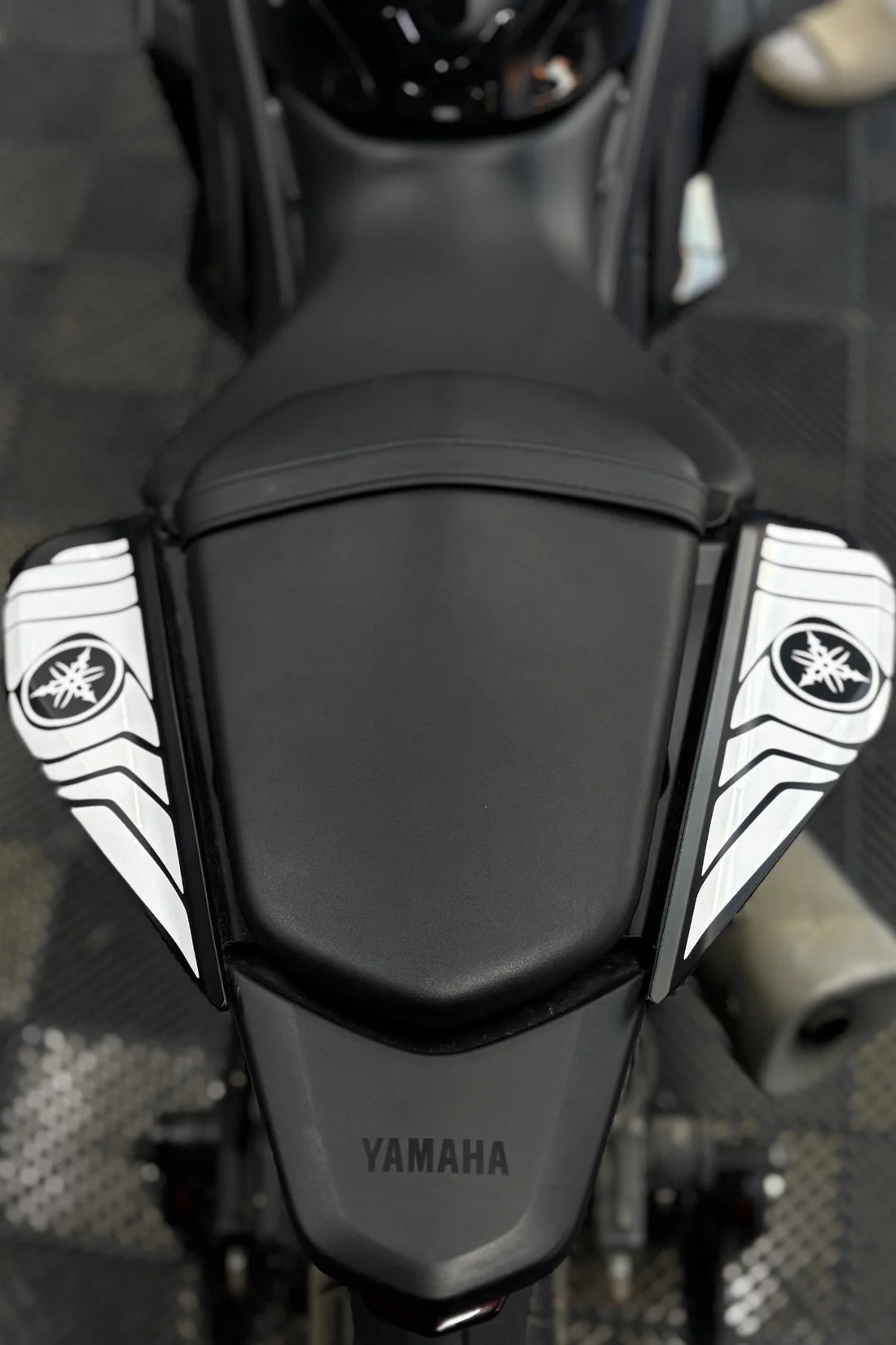 Yamaha R25 Yeni Kasa için Beyaz Renk Kuyruk Sticker (Sağ ve Sol)