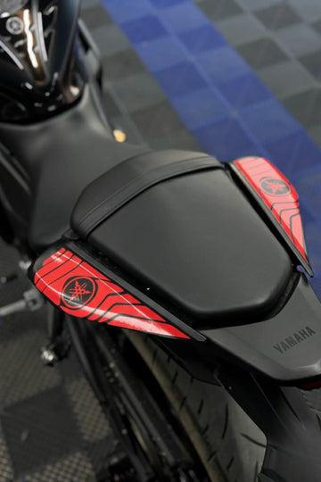 Yamaha R25 2025 Yeni Kasa için Kırmızı Renk Kuyruk Sticker