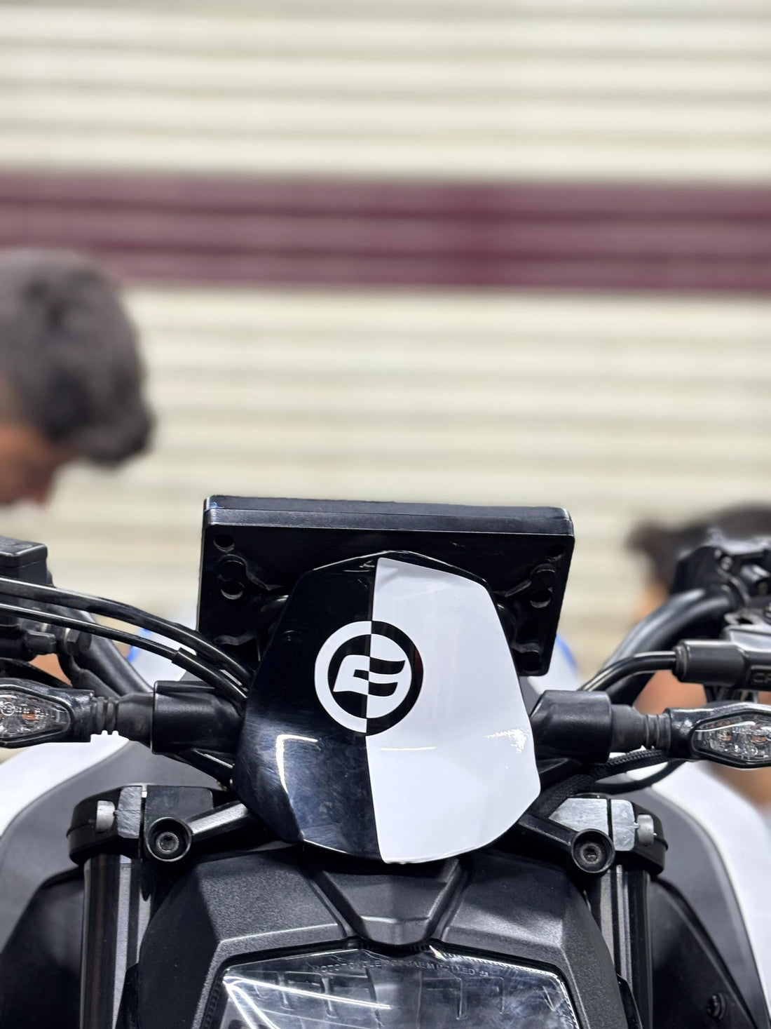 CFMOTO NK250 için Beyaz Renk CF Logolu Sticker Etiket