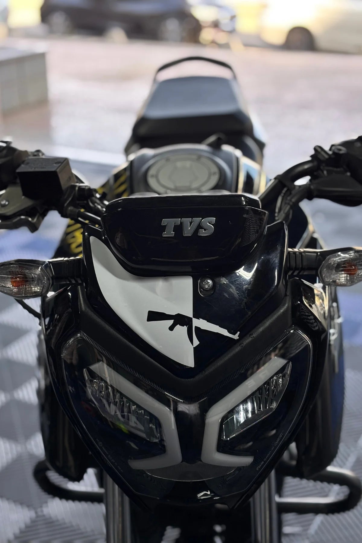 TVS Raider 125 için AK-47 Desenli Kafa Detay Sticker Beyaz Renk