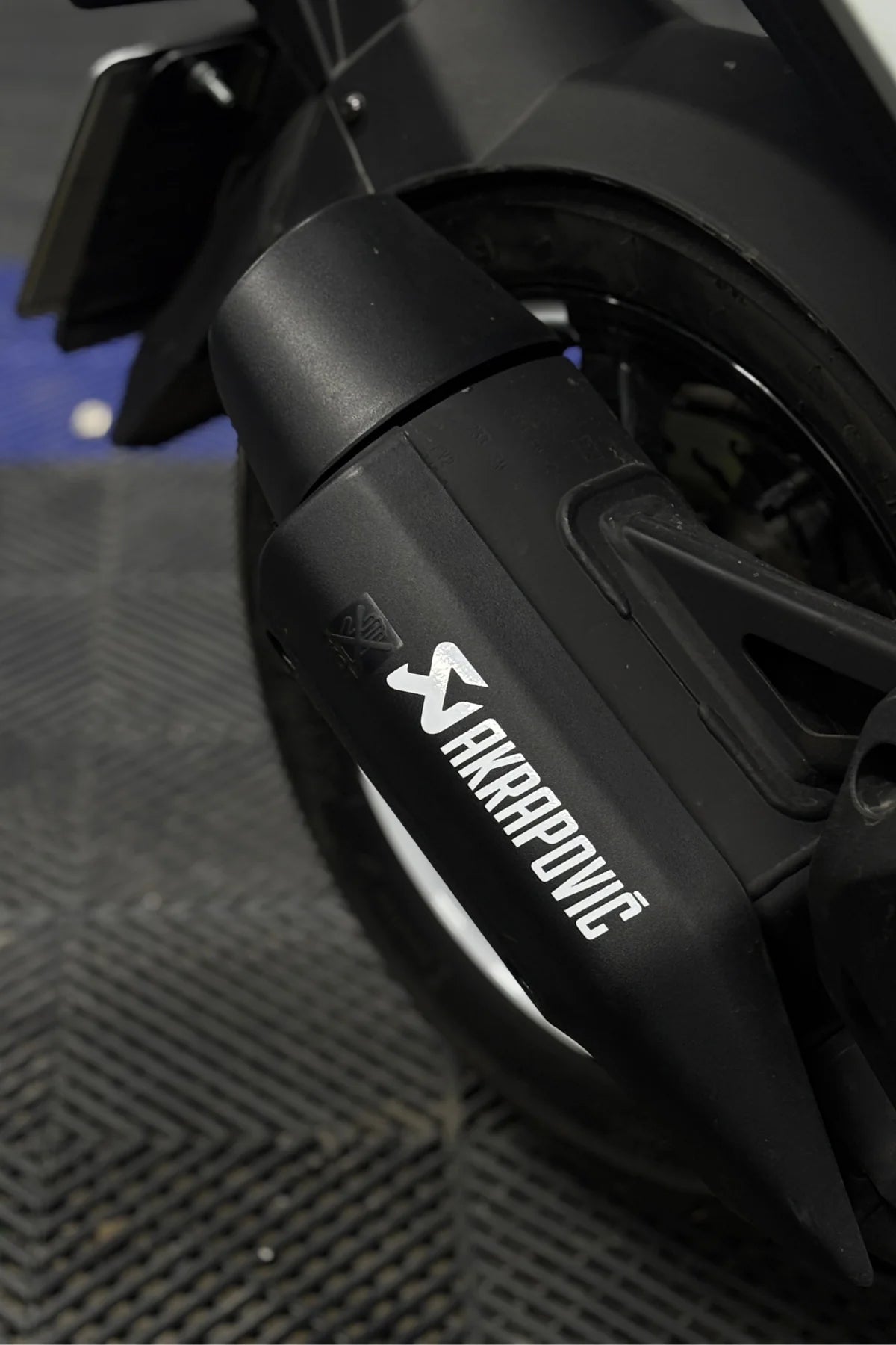 Motosiklet ve Egzoz için Beyaz Renk Akropovic Sticker Etiket