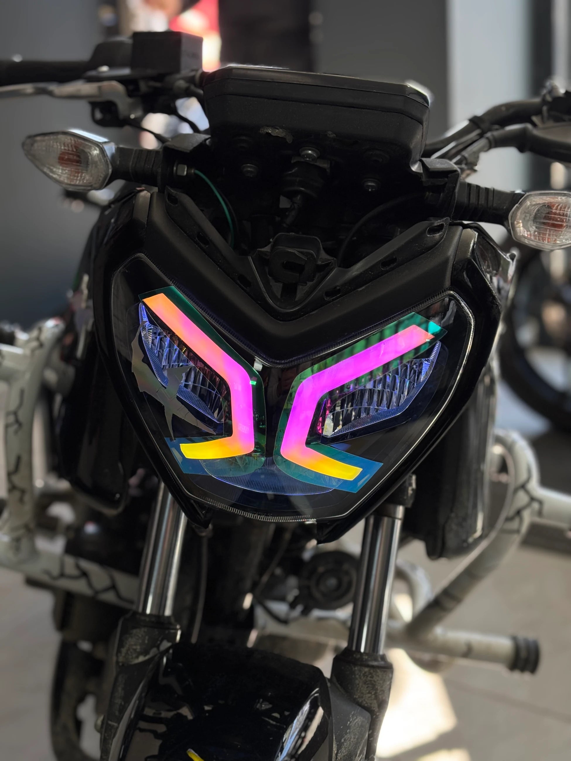 TVS Raider için Renkli Far Filmi Sticker Etiket