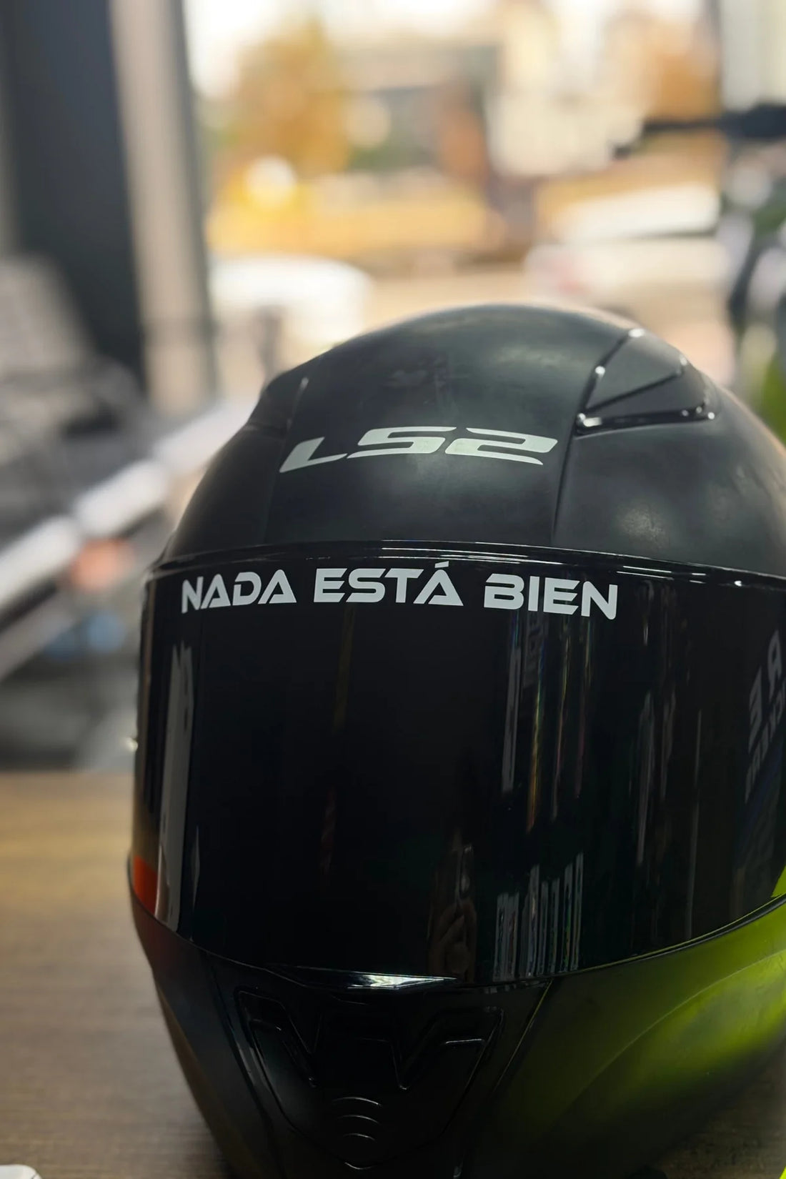 Kask Vizörü için Nada Esta Bien Beyaz Renk Vizör Sticker (15CMx1.5CM)