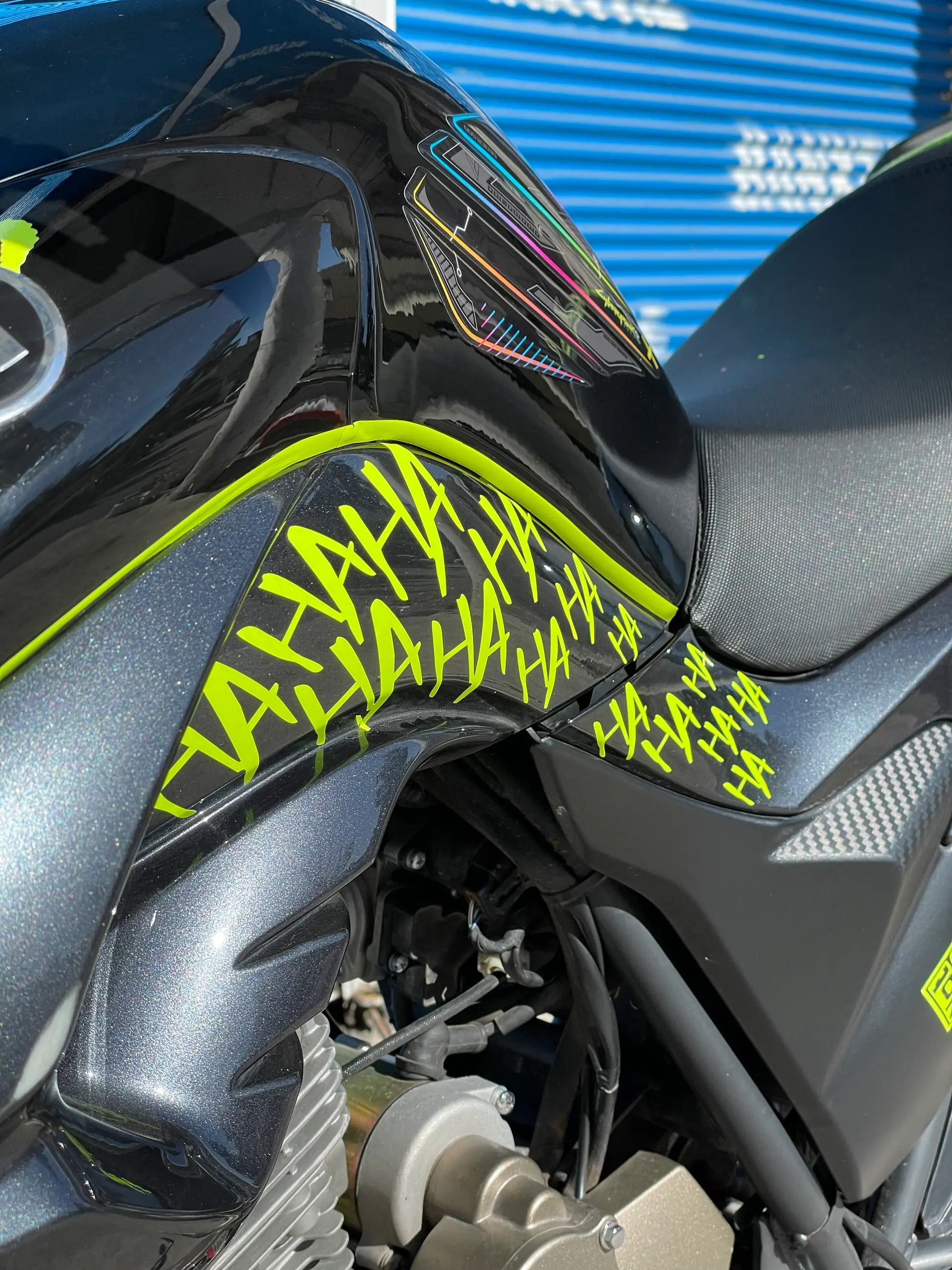 Motor ve Kask için Neon Sarı HaHaHa Sticker Etiket (Toplam 32 Adet)