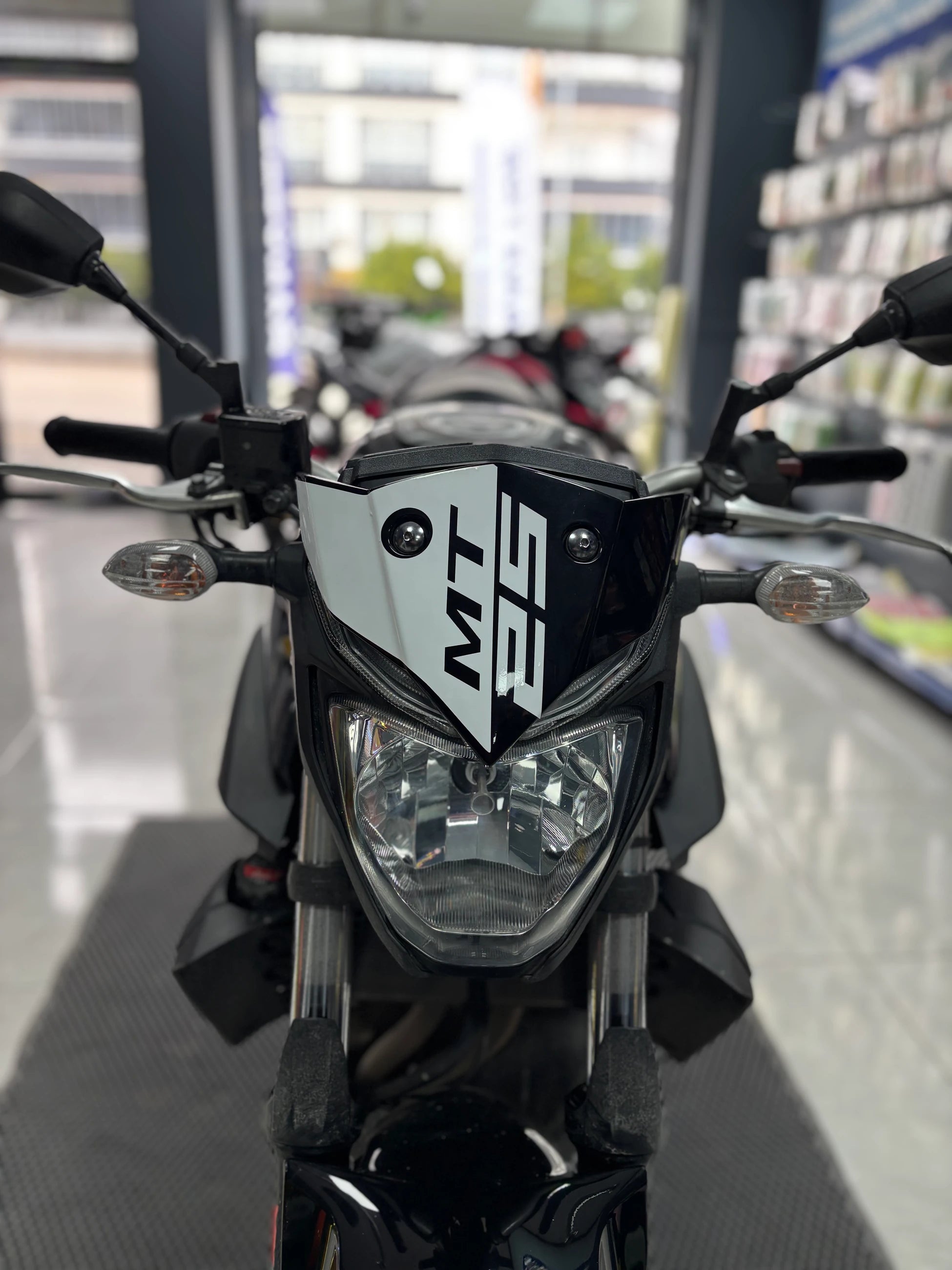 Yamaha MT-25 için Beyaz Renk Kafa Sticker Etiket