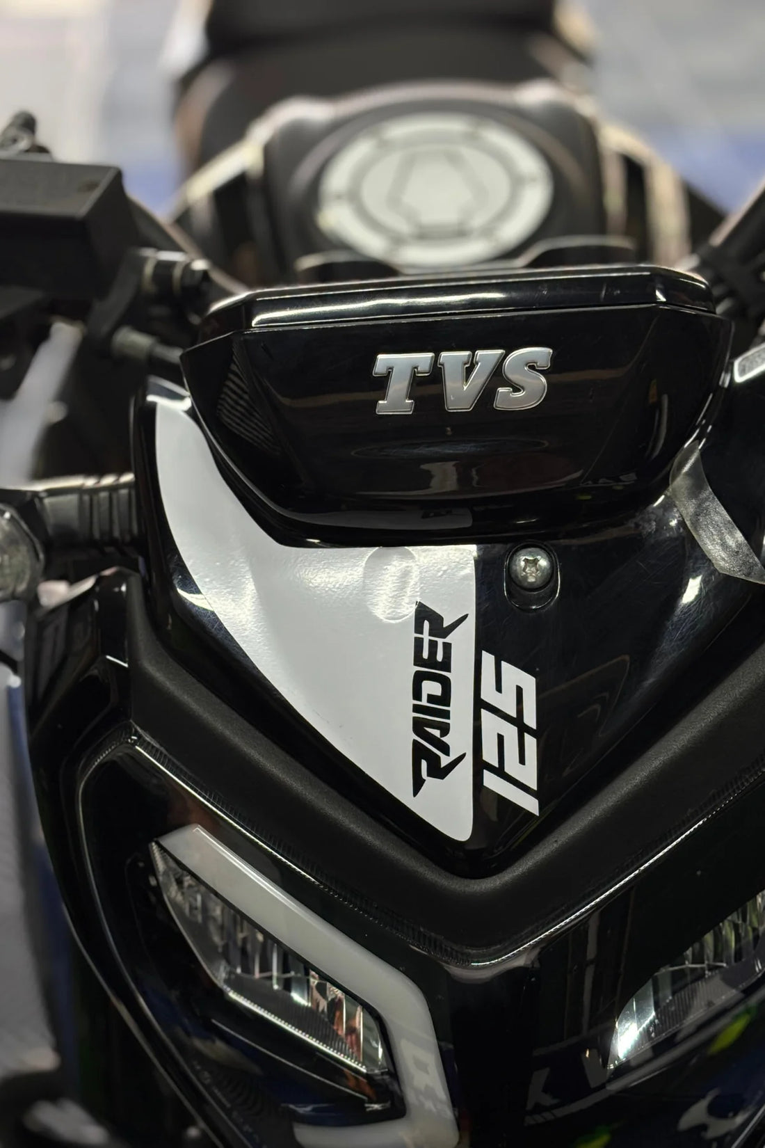 TVS Raider 125 için Beyaz Renk Raider 125 Yazılı Kafa Detay Sticker