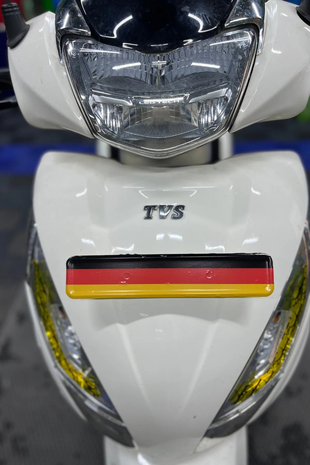 TVS Jupiter 125 için Ön Plakalık Uyumlu Alman Bayraklı Sticker Etiket