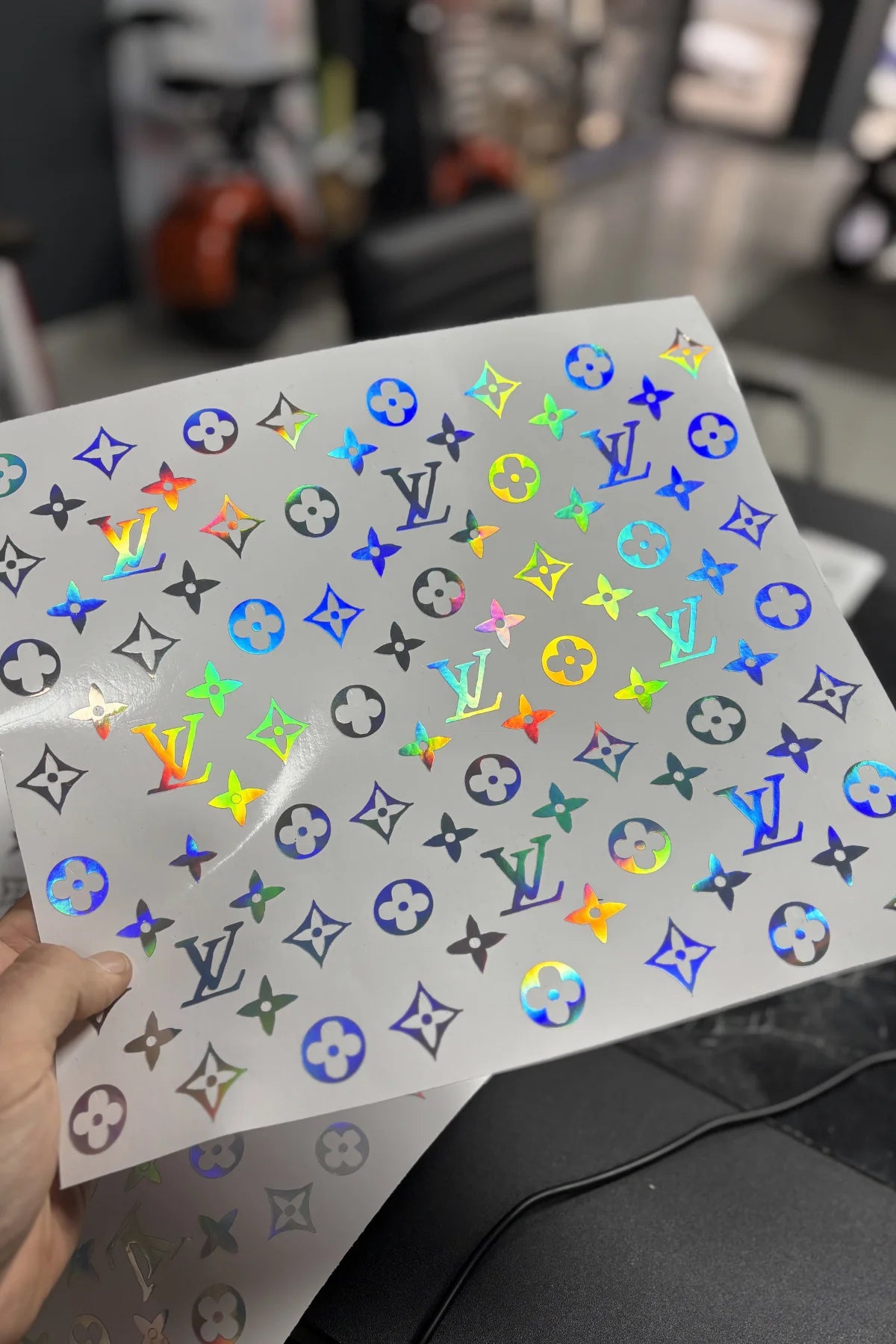 Motosiklet için Hologramlı Louis Vuitton LV Kaplama Sticker (25CMx25CM)