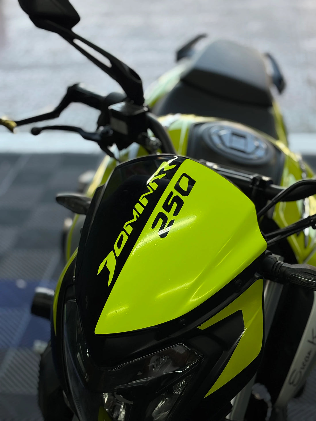 Bajaj Dominar 250 için Neon Sarı Kafa Sticker Etiket