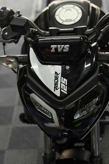 TVS Raider 125 için Beyaz Renk Raider 125 Yazılı Kafa Detay Sticker