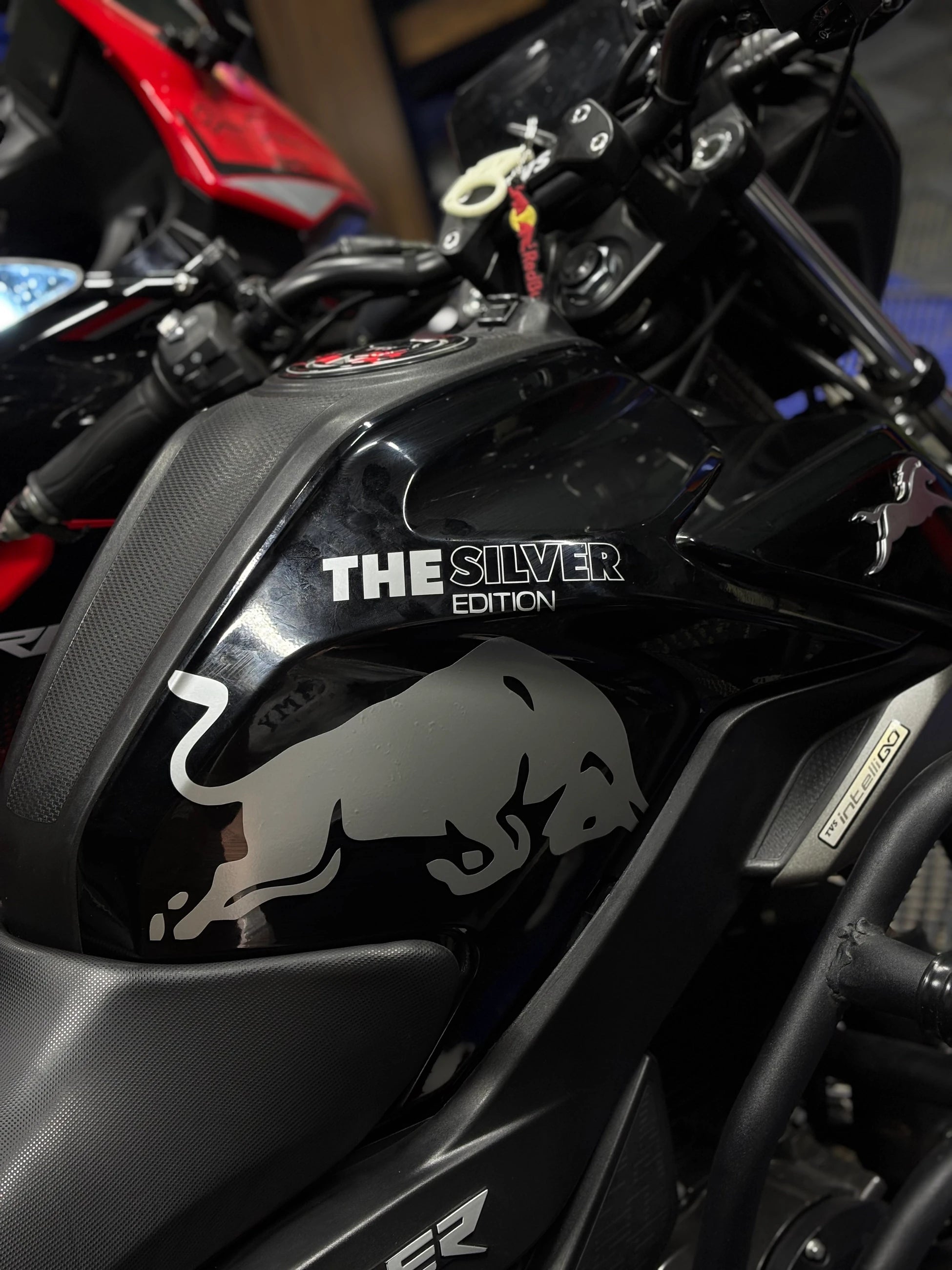 Motosiklet Deposu için Gri Renk Redbull Sticker Seti (4 Parça )(Tek Taraf)