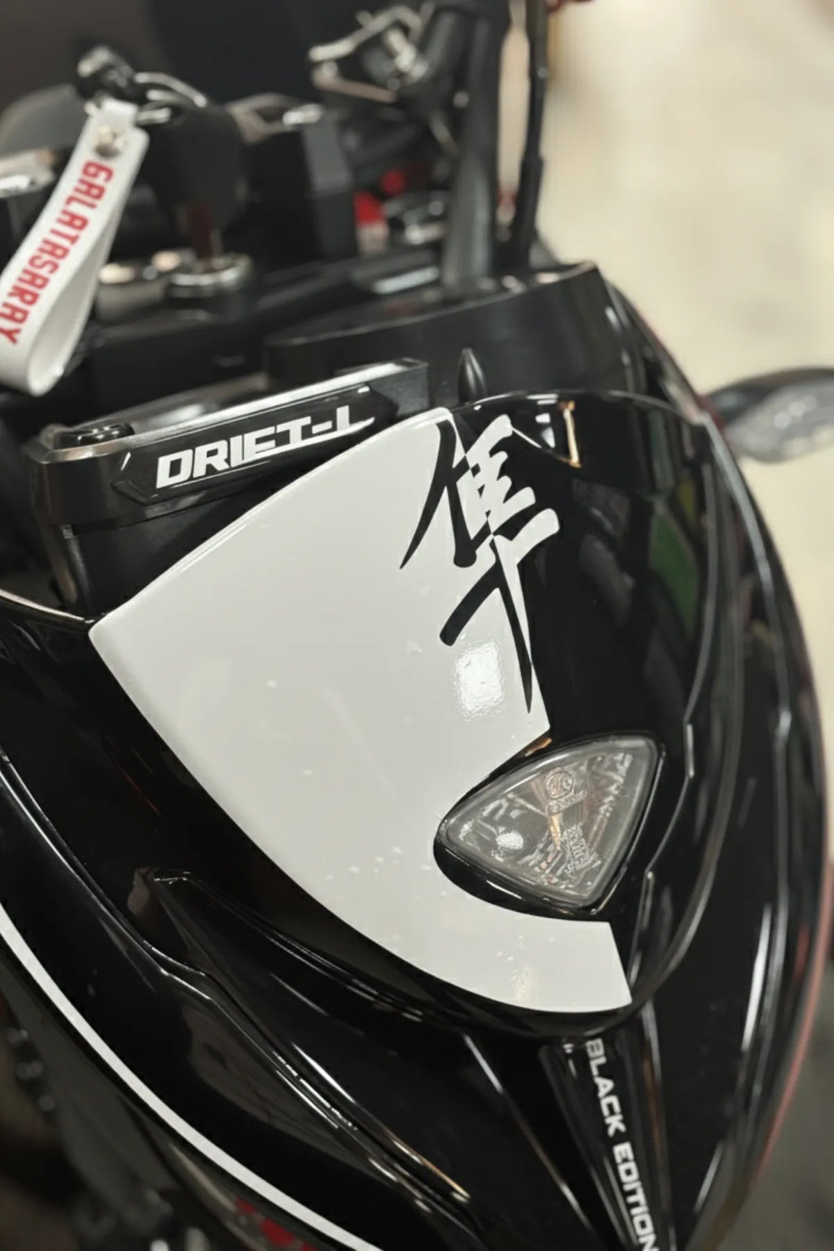 Mondial Drift-L için Beyaz Renk Hayabusa Motifli Kafa Sticker Etiket