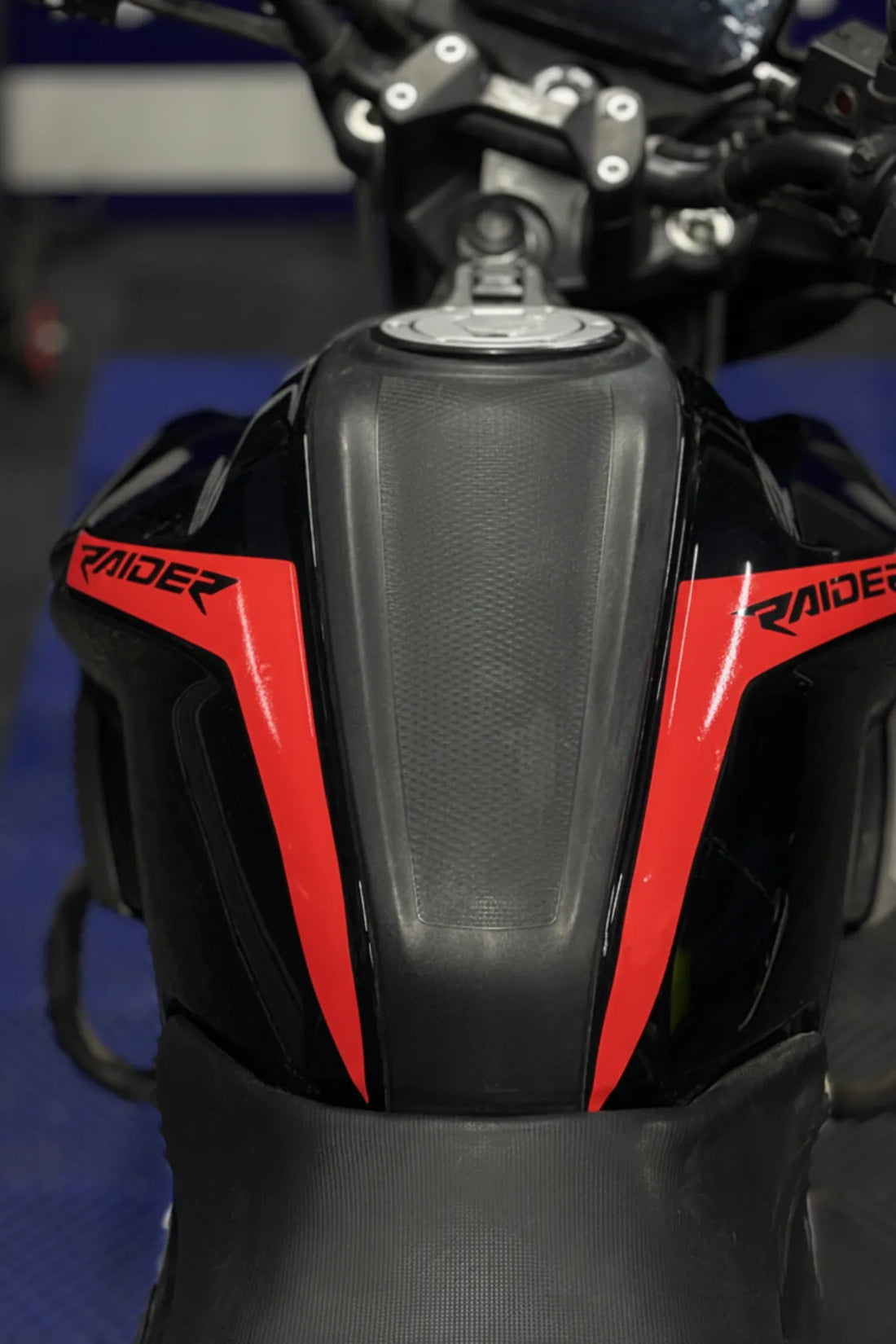 TVS Raider 125 için Kırmızı Renk Depo Kordon Sticker (Sağ ve Sol)