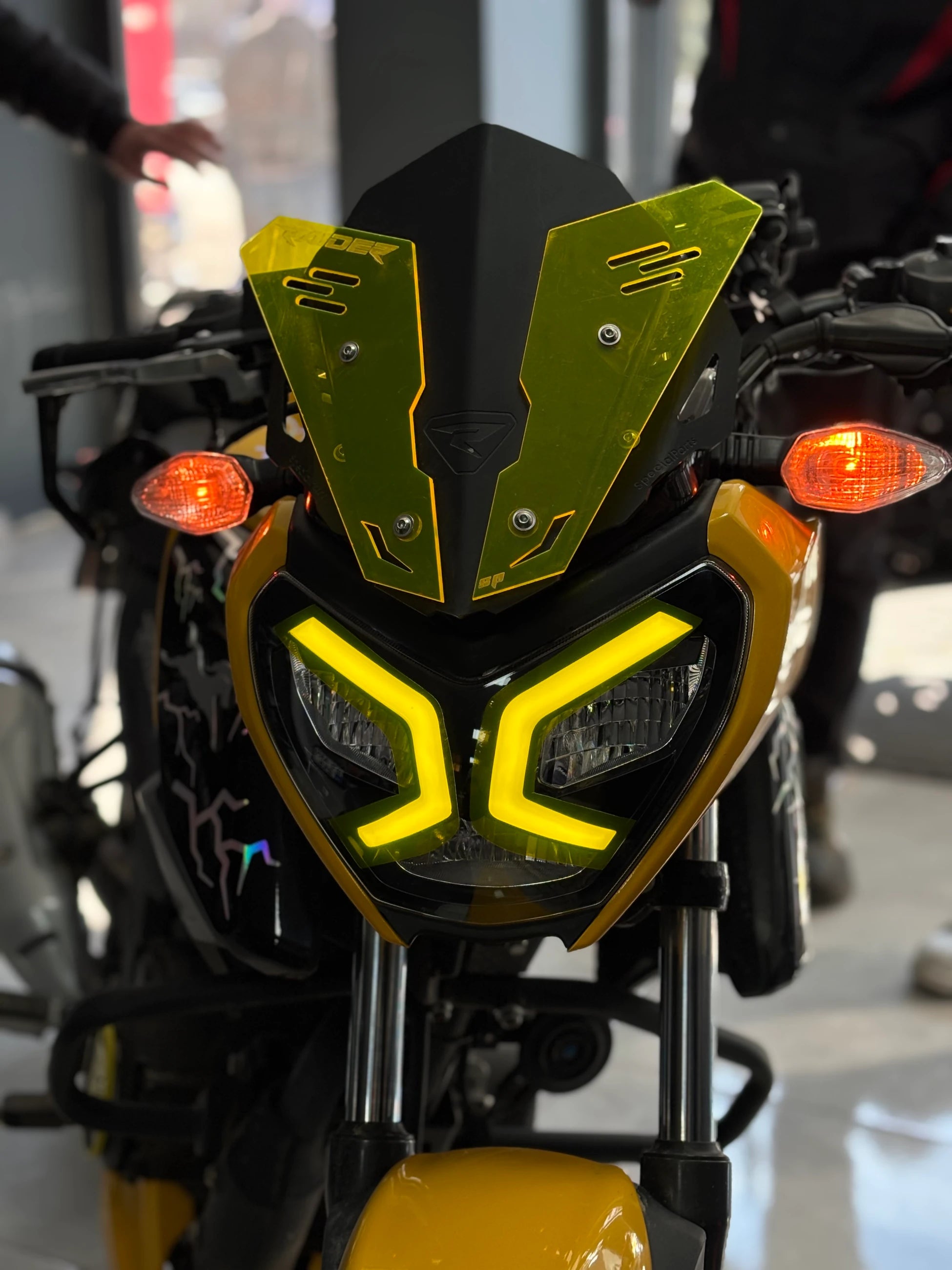 TVS Raider için Renkli Far Filmi Sticker Etiket