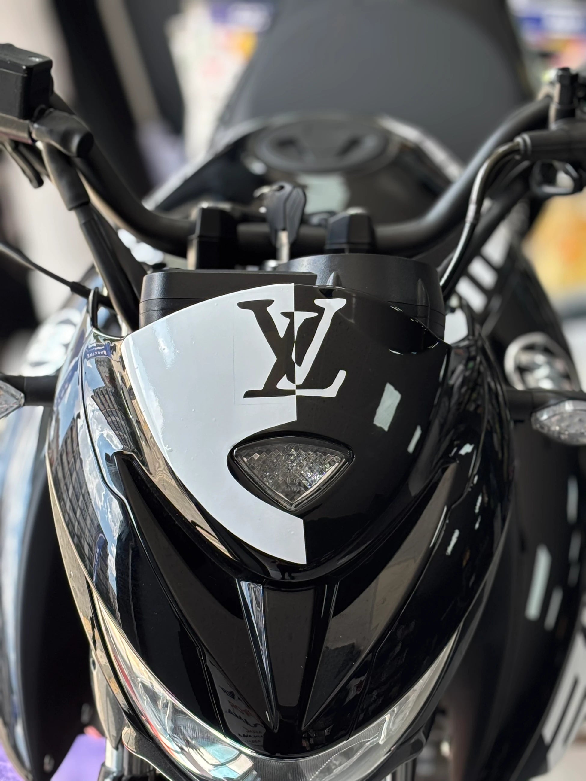 Mondial Drift-L için Beyaz Renk Louis Vuitton Desenli Kafa Sticker Etiket