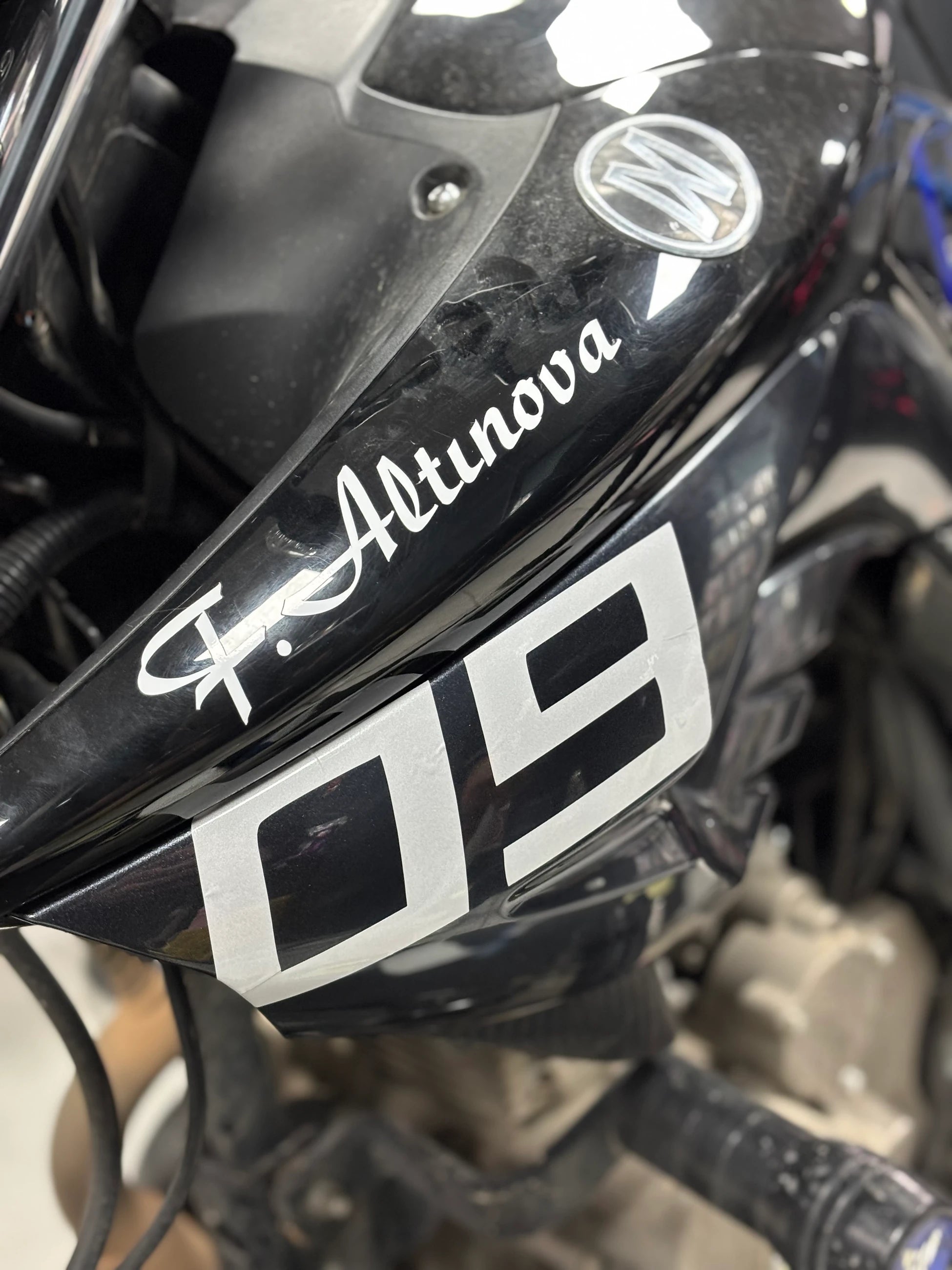 Mondial Drift-L için Reflektörlü Beyaz 09 Yazı Sticker Etiket (Sağ ve Sol)