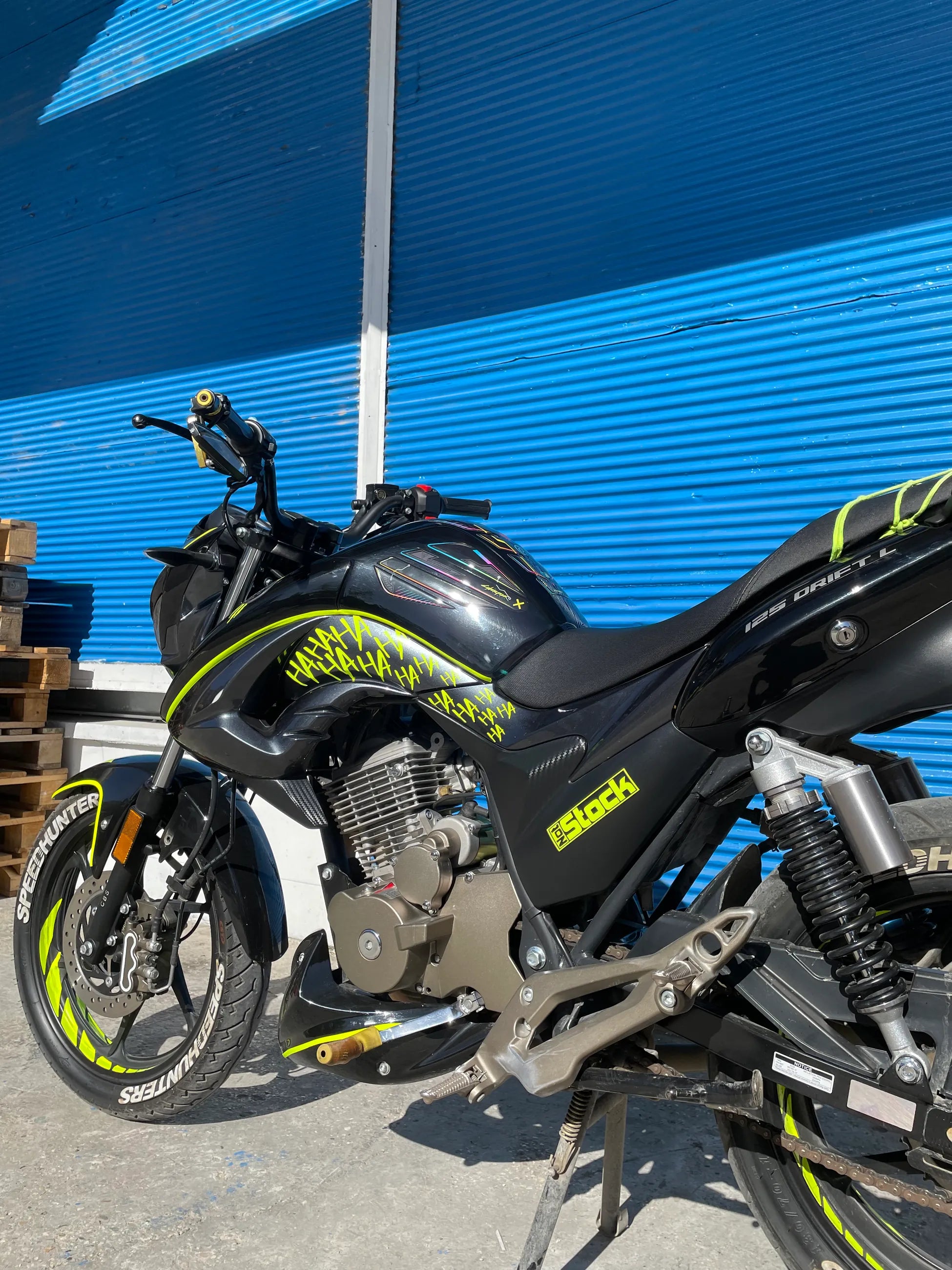 Motor ve Kask için Neon Sarı HaHaHa Sticker Etiket (Toplam 32 Adet)