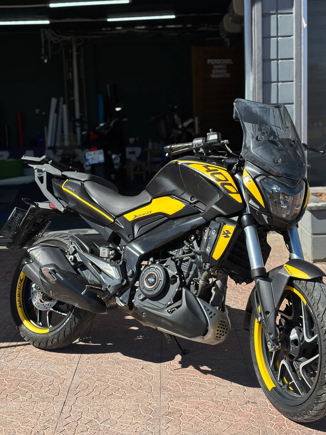 Bajaj Dominar 250/400 için Mat Sarı Desenli Sticker Seti