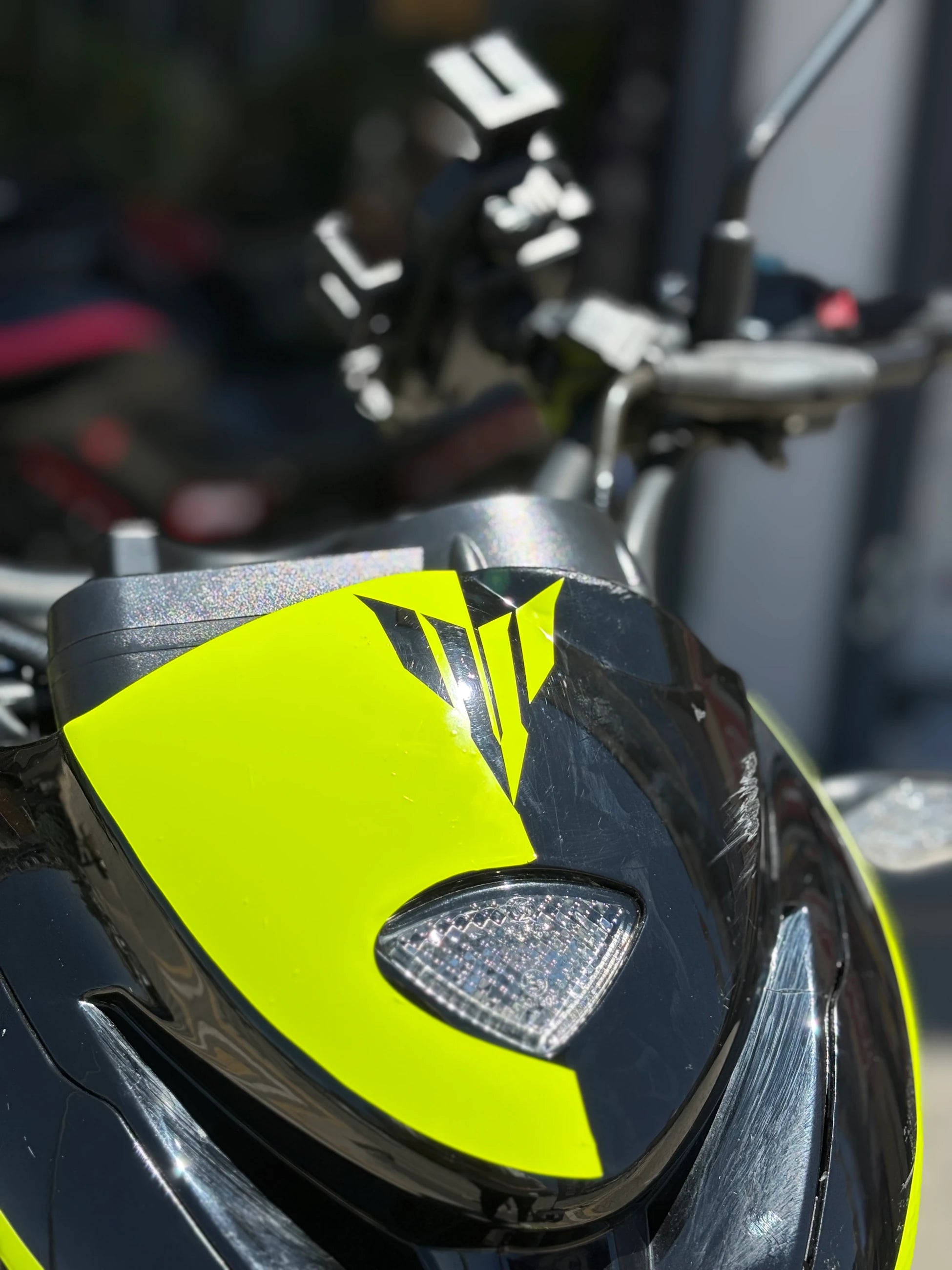 Mondial Drift-L için Neon Sarı MT Logolu Kafa Sticker Etiket