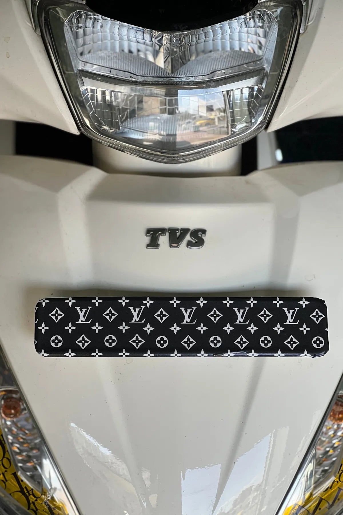 TVS Jupiter 125 için Ön Plakalık Uyumlu LV Desenli Plakalık Kaplama Sticker
